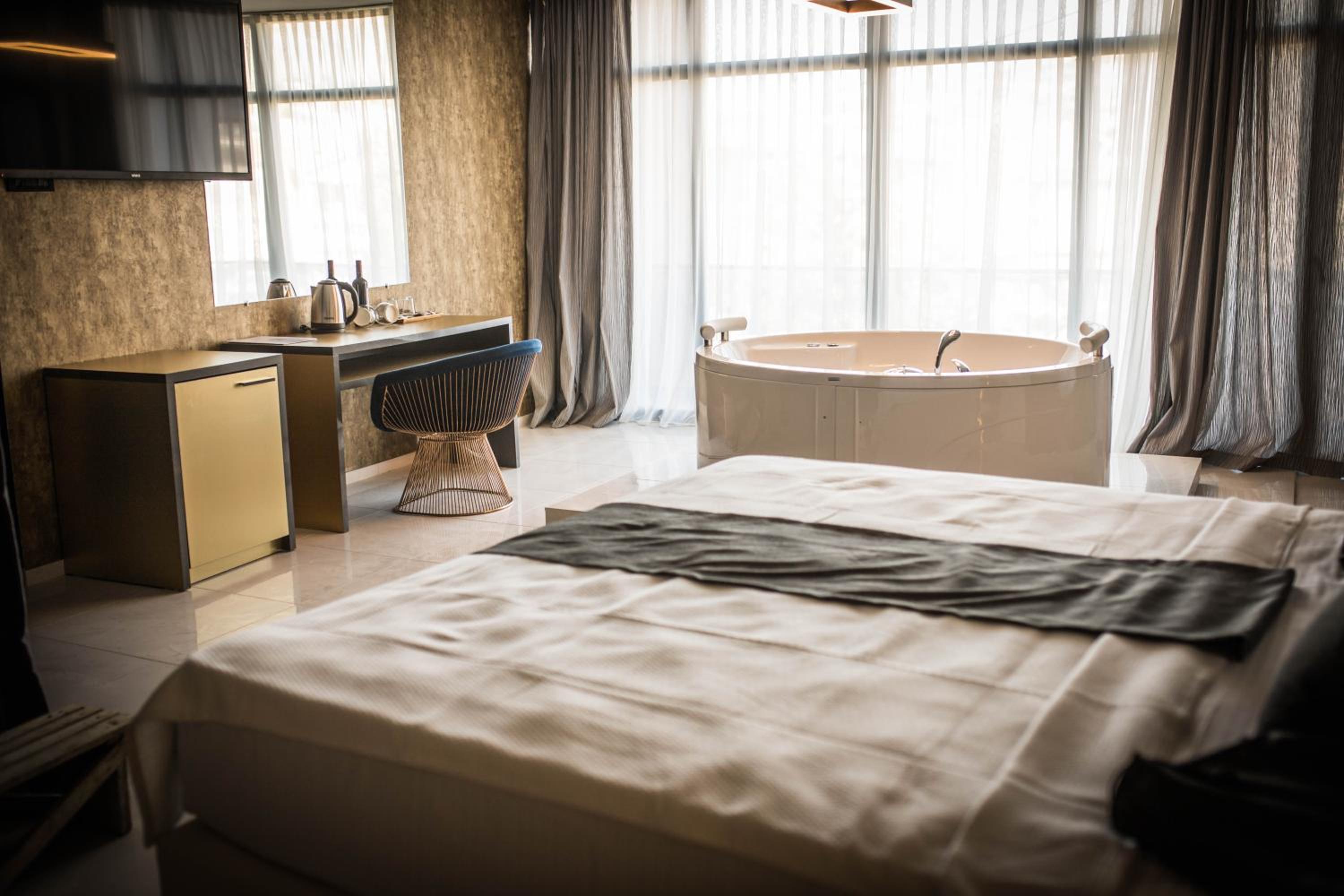 Deluxe Suite with Spa Bath photo 1