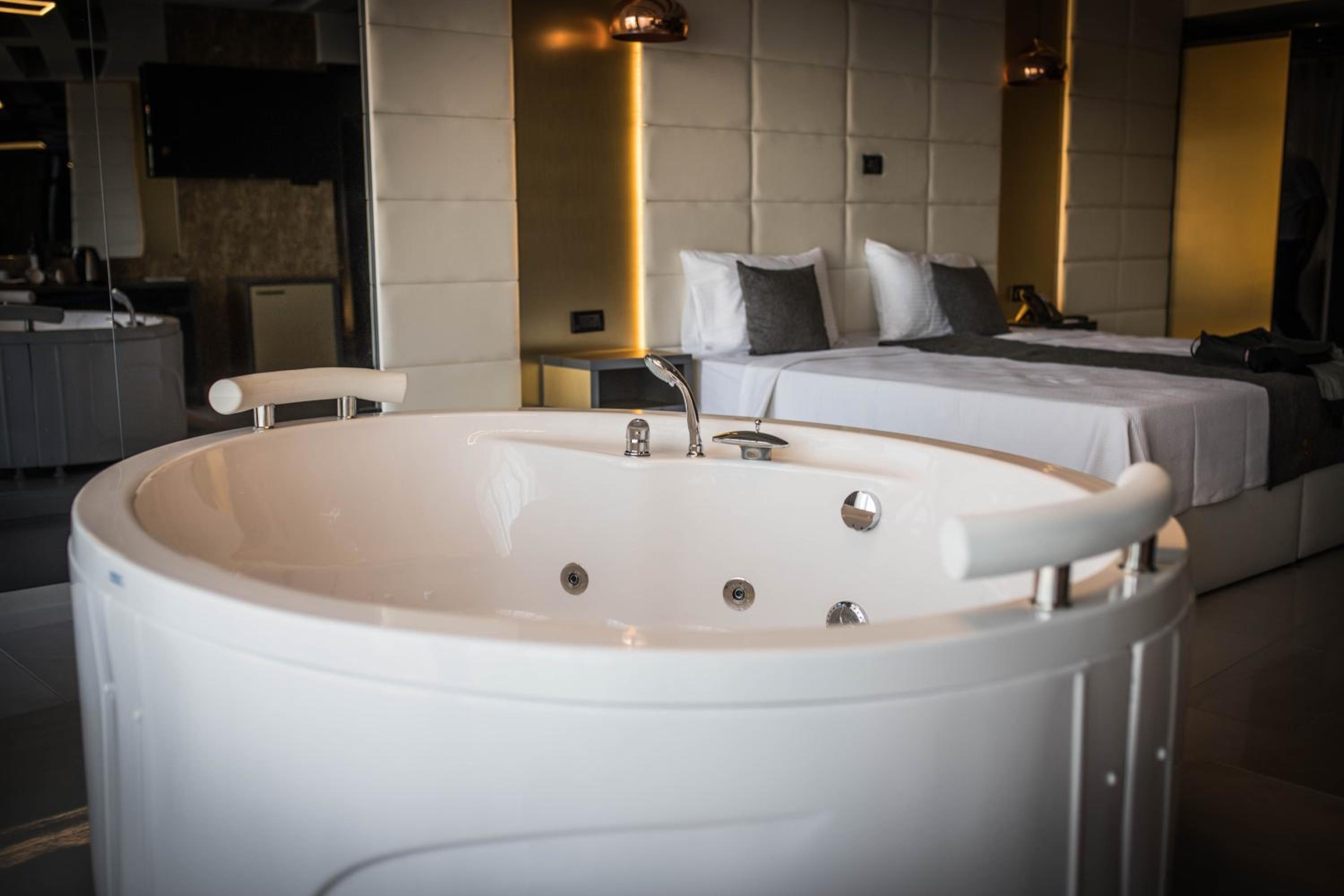 Deluxe Suite with Spa Bath photo 2