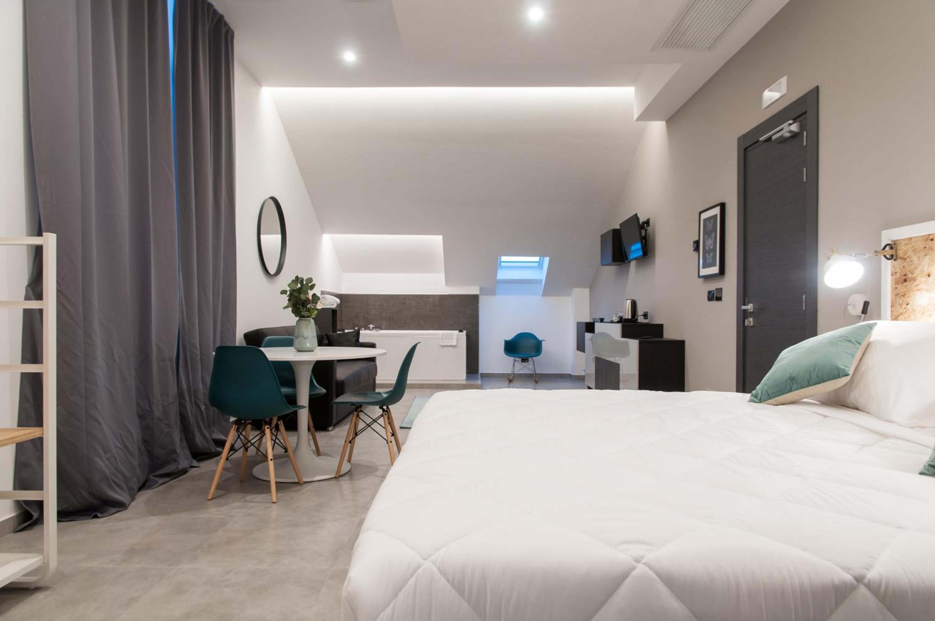 Suite - Photo 1