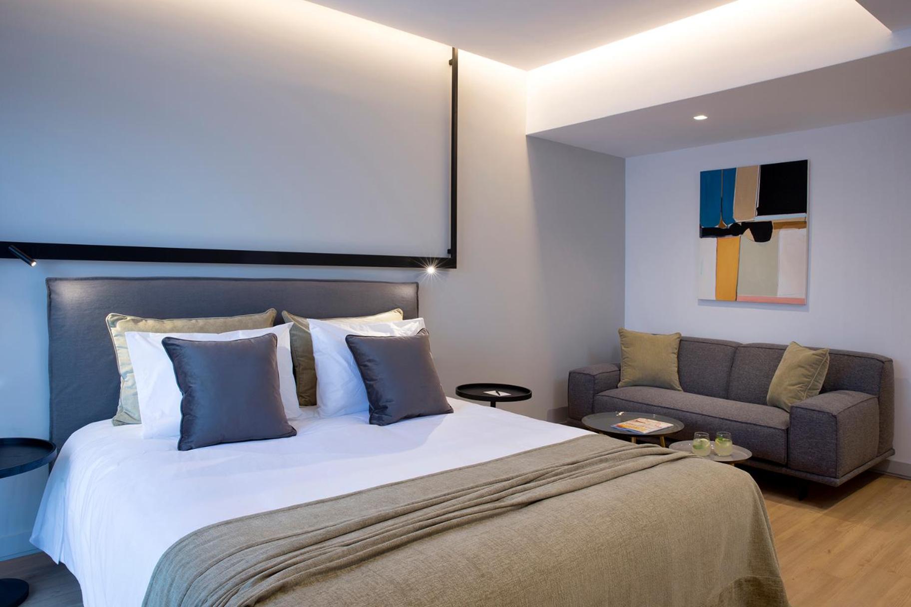 Large Double Room thumbnail 5