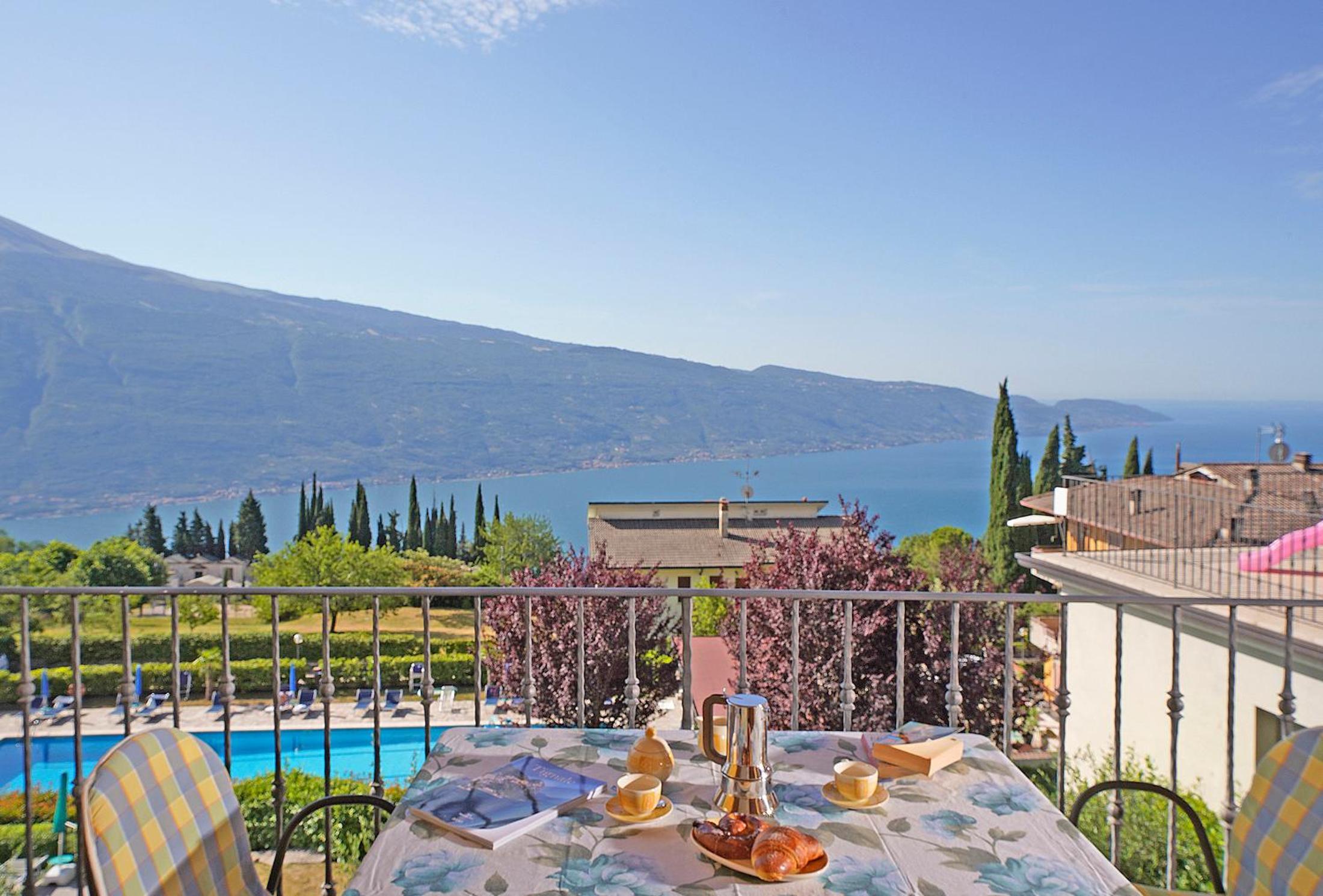 Superior One-Bedroom Apartment with Lake View photo 2