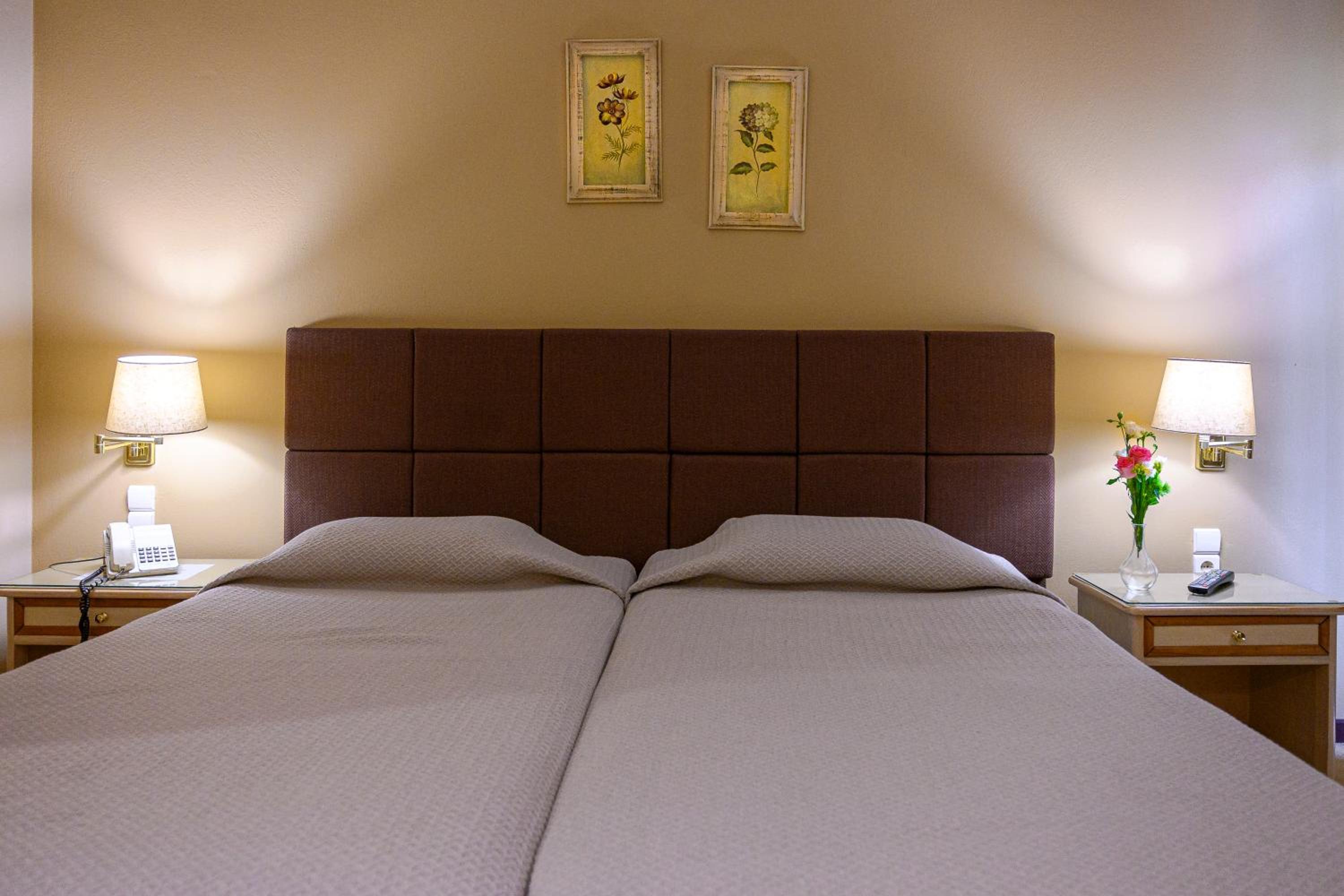Standard Double or Twin Room - Photo 4