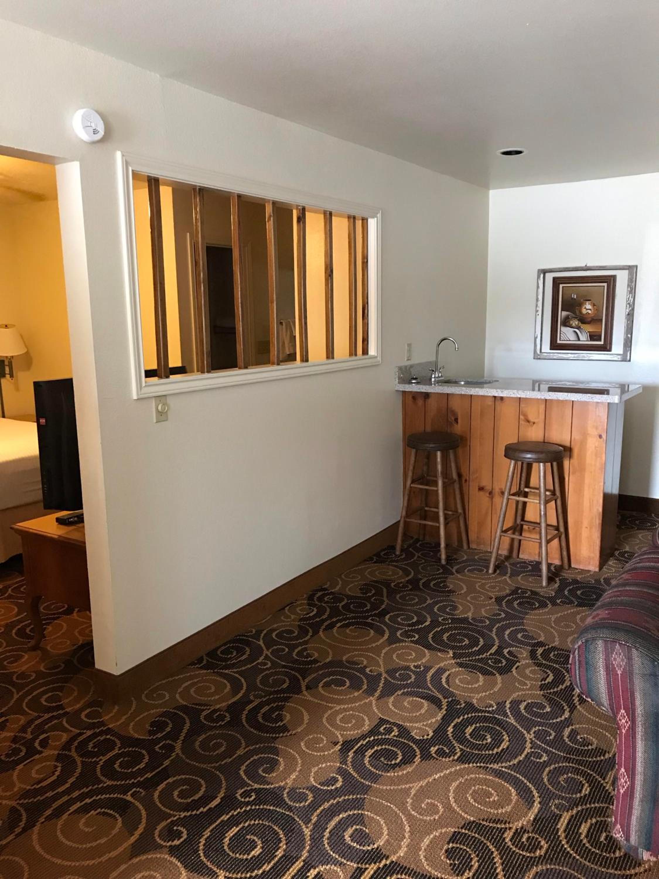 One-Bedroom King Suite - Non-Smoking photo 3