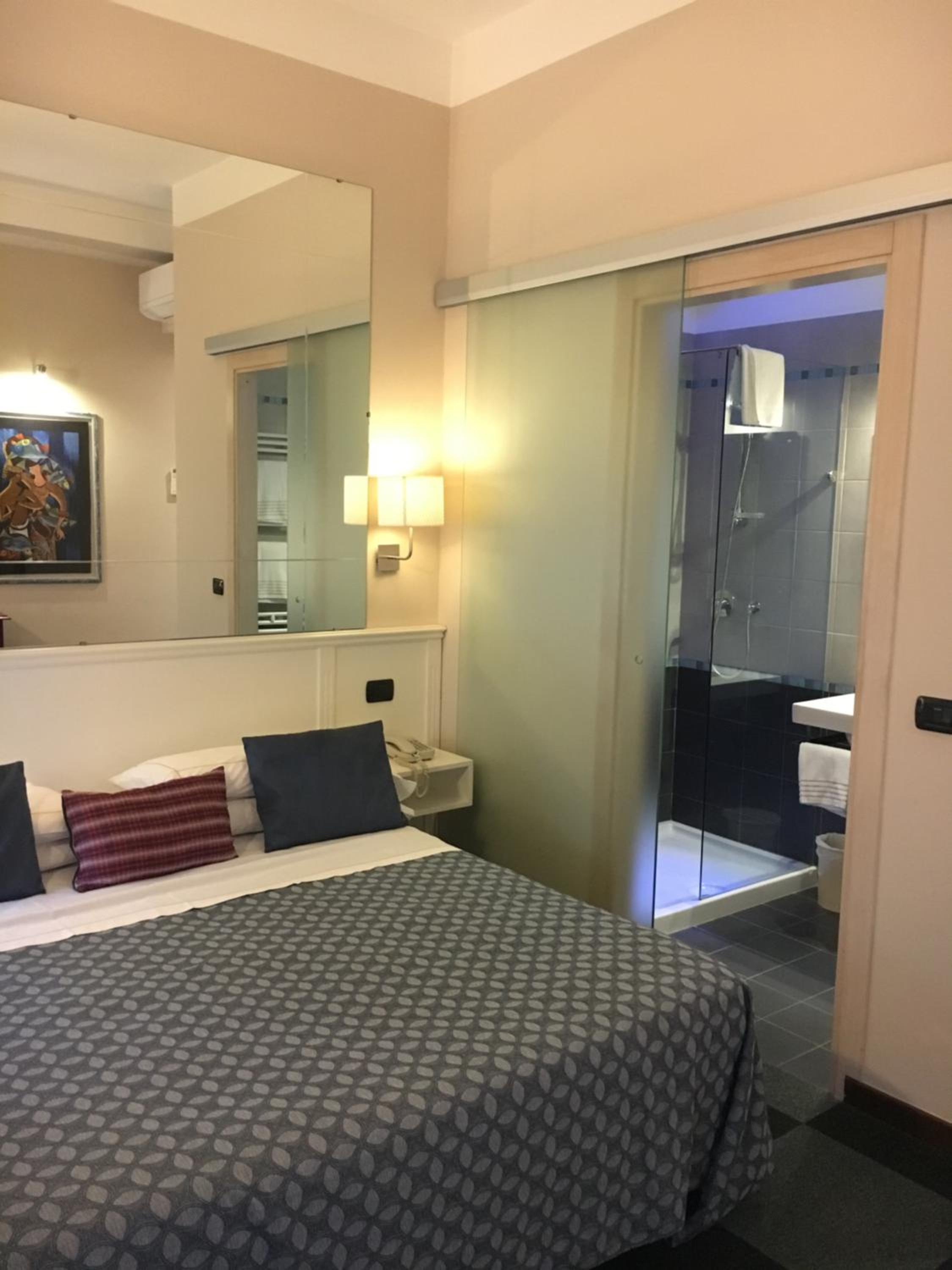 Double or Twin Room - Photo 5