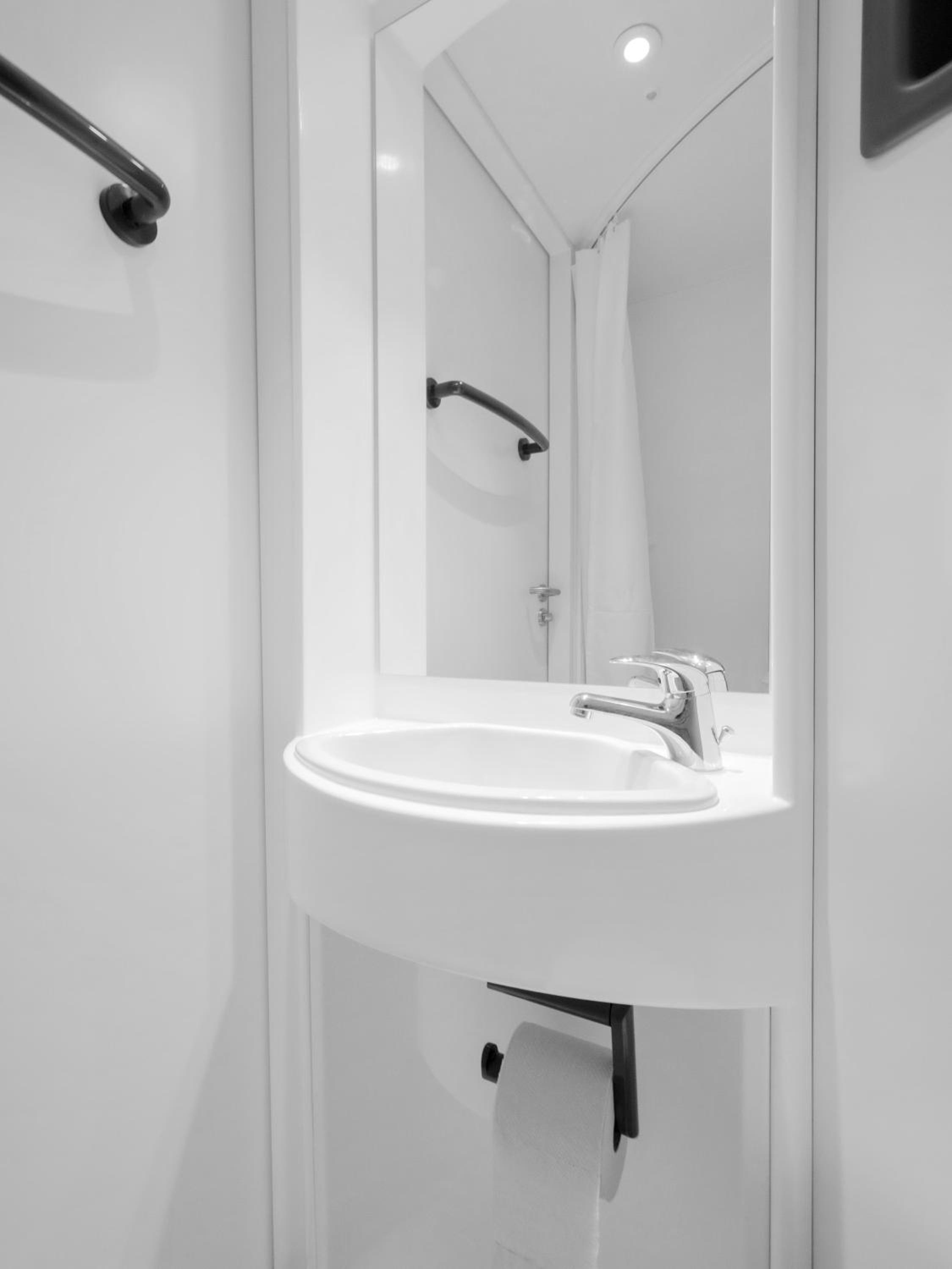 Budget Double Room with small bathroom photo 2