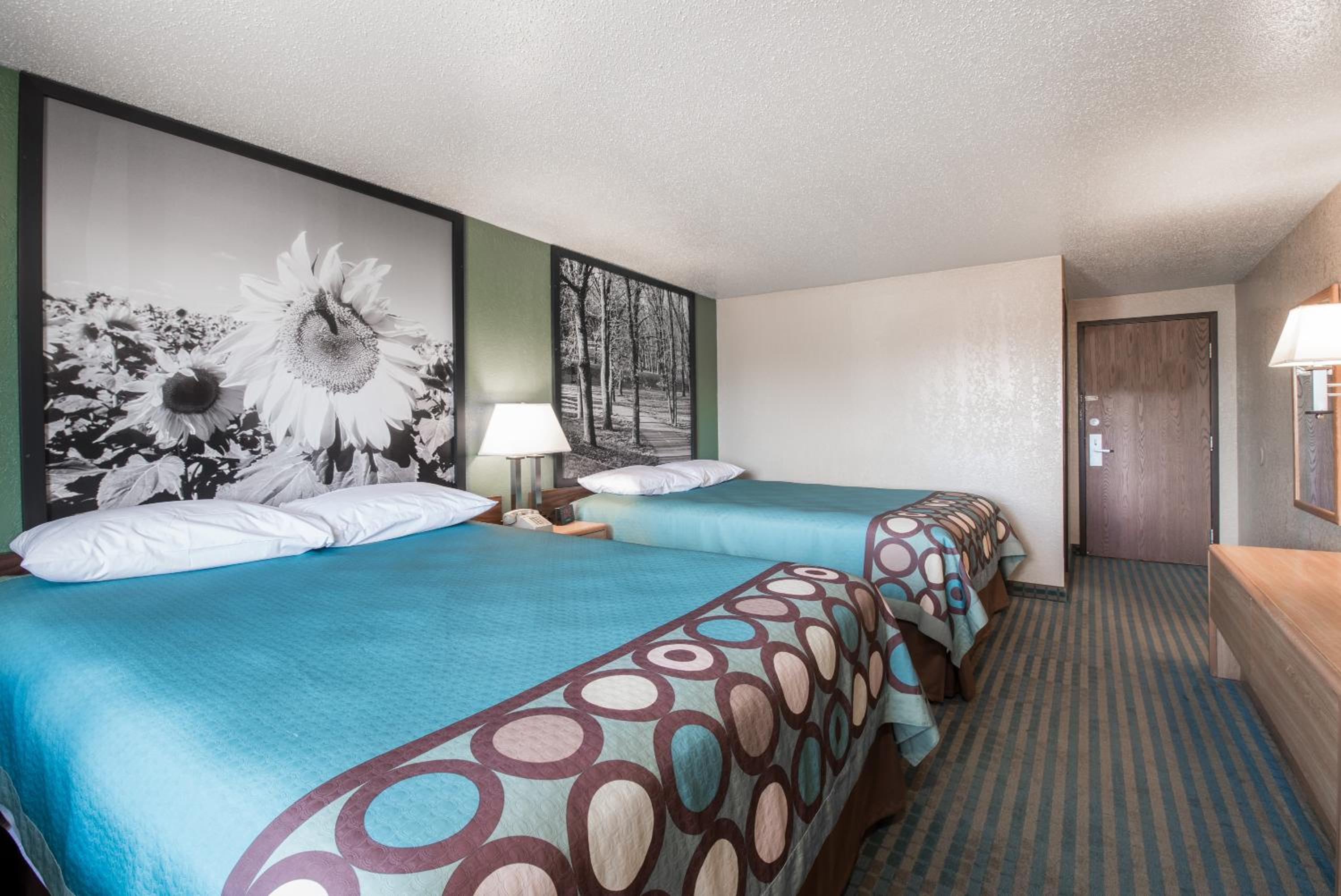 Queen Room with Two Queen Beds - Non-Smoking - Photo 3