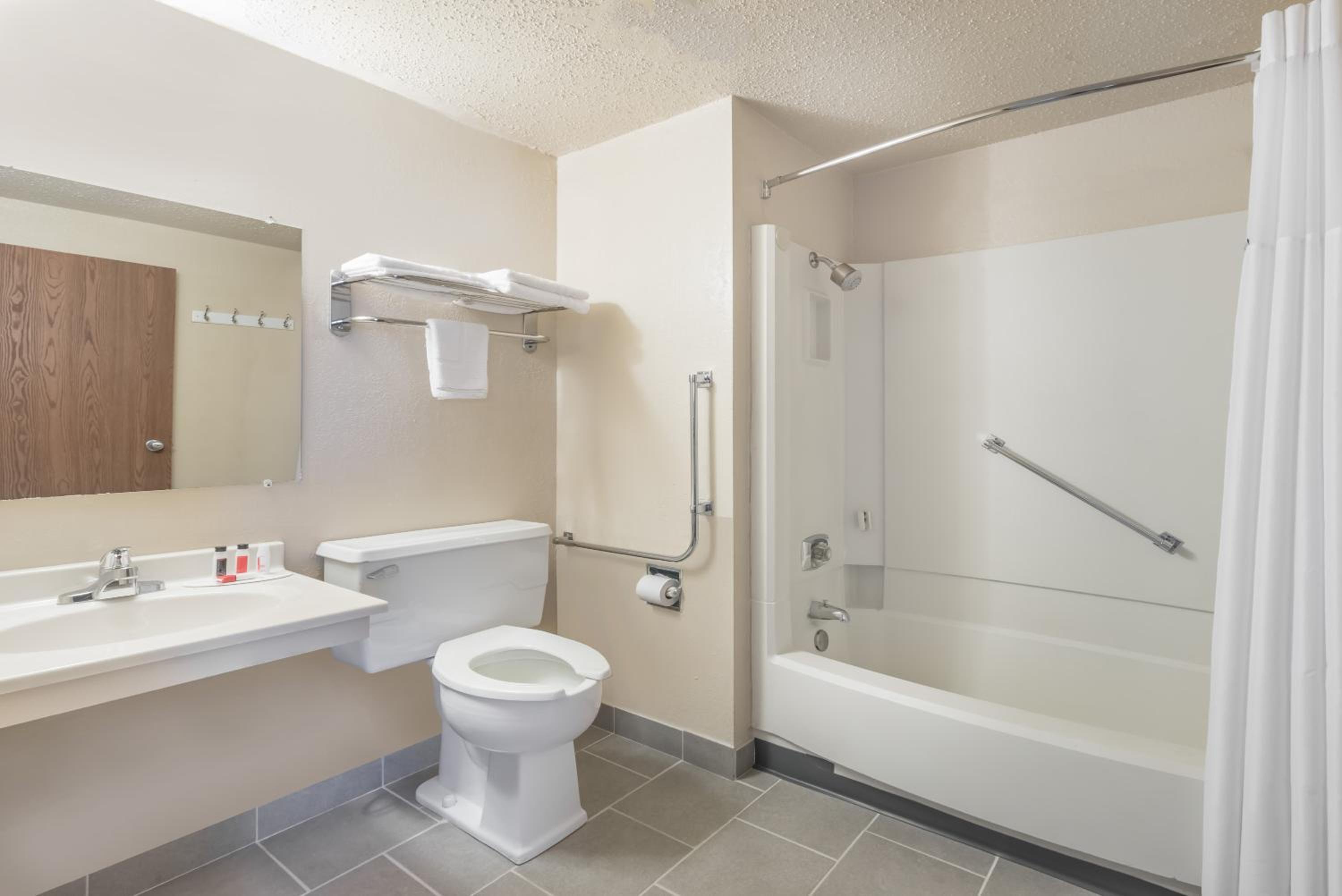 Queen Room with Mobility Access - Non-Smoking - Photo 3