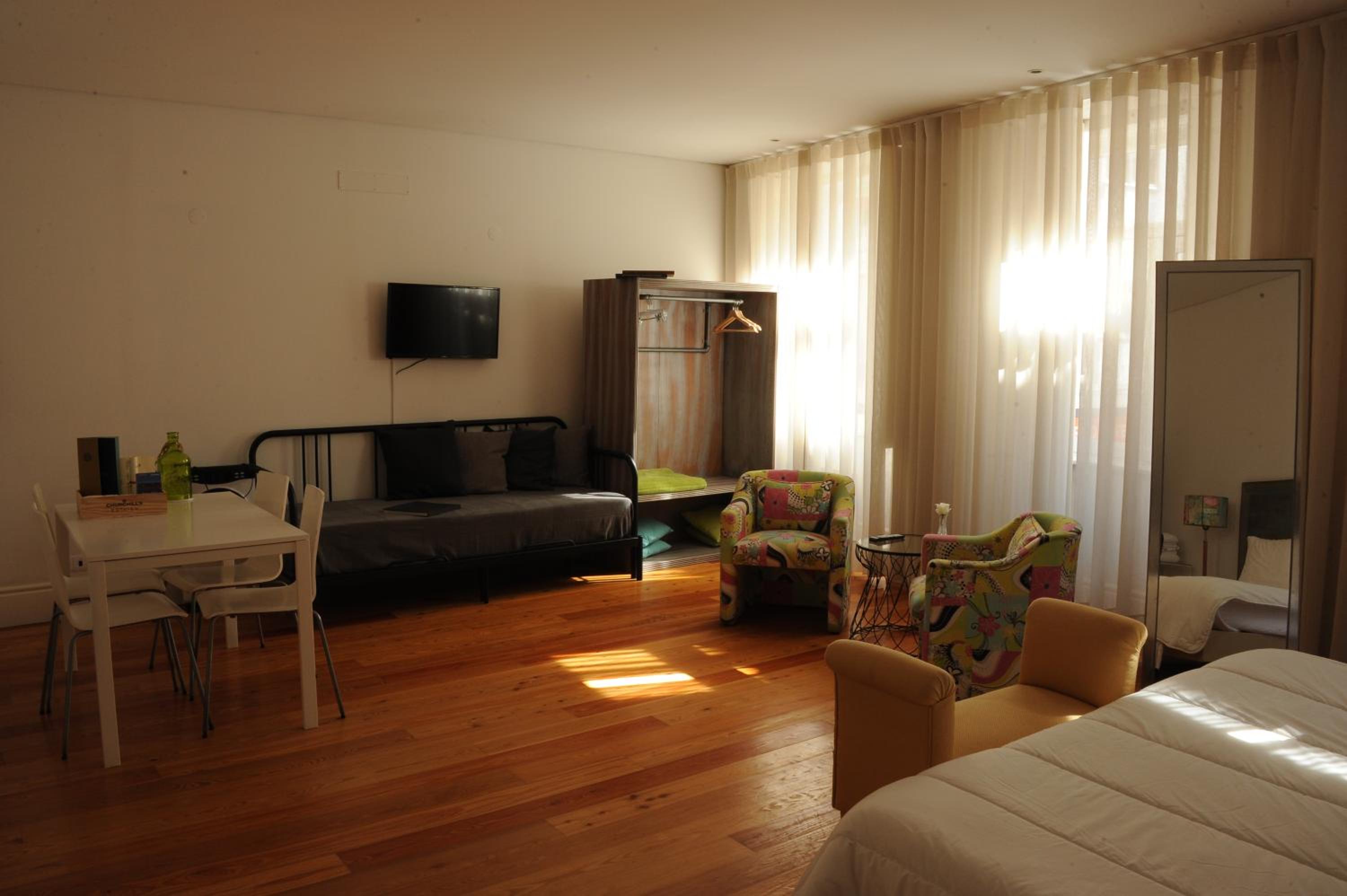 Studio with City View - Photo 3
