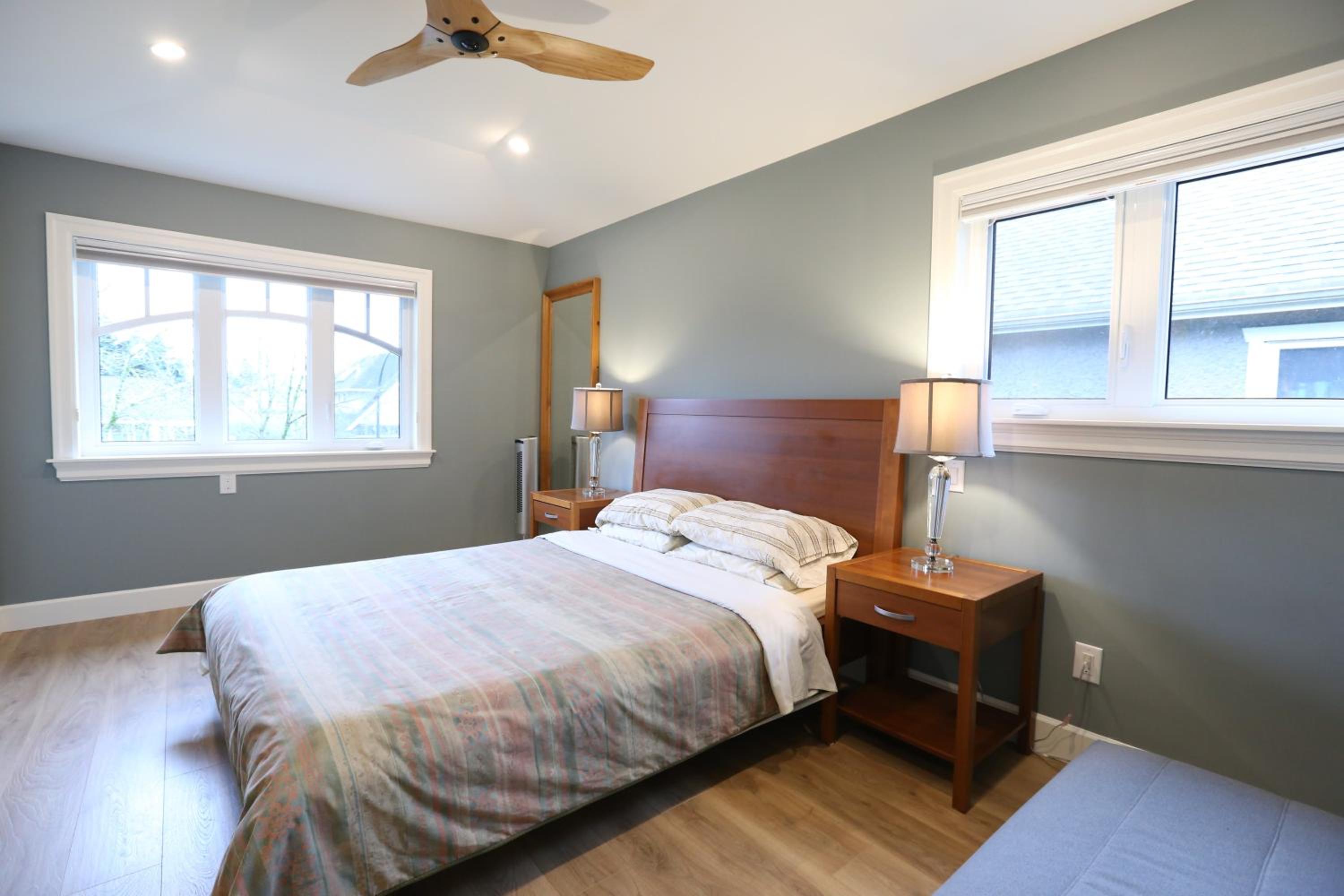 Queen Room photo 2