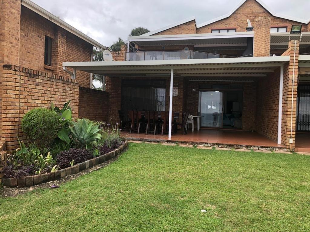 Three-Bedroom House photo 2