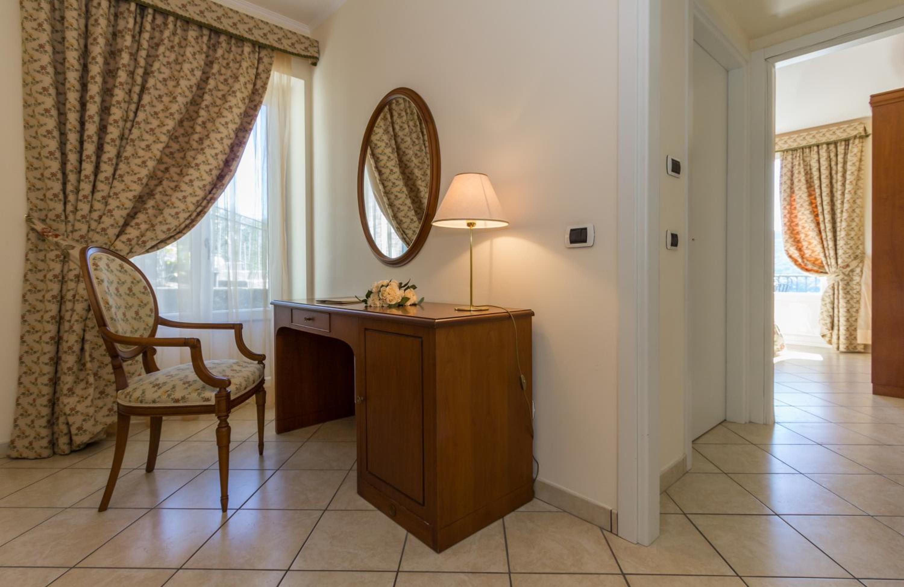 Family Suite (2 Adults + 2 Children) - Photo 2