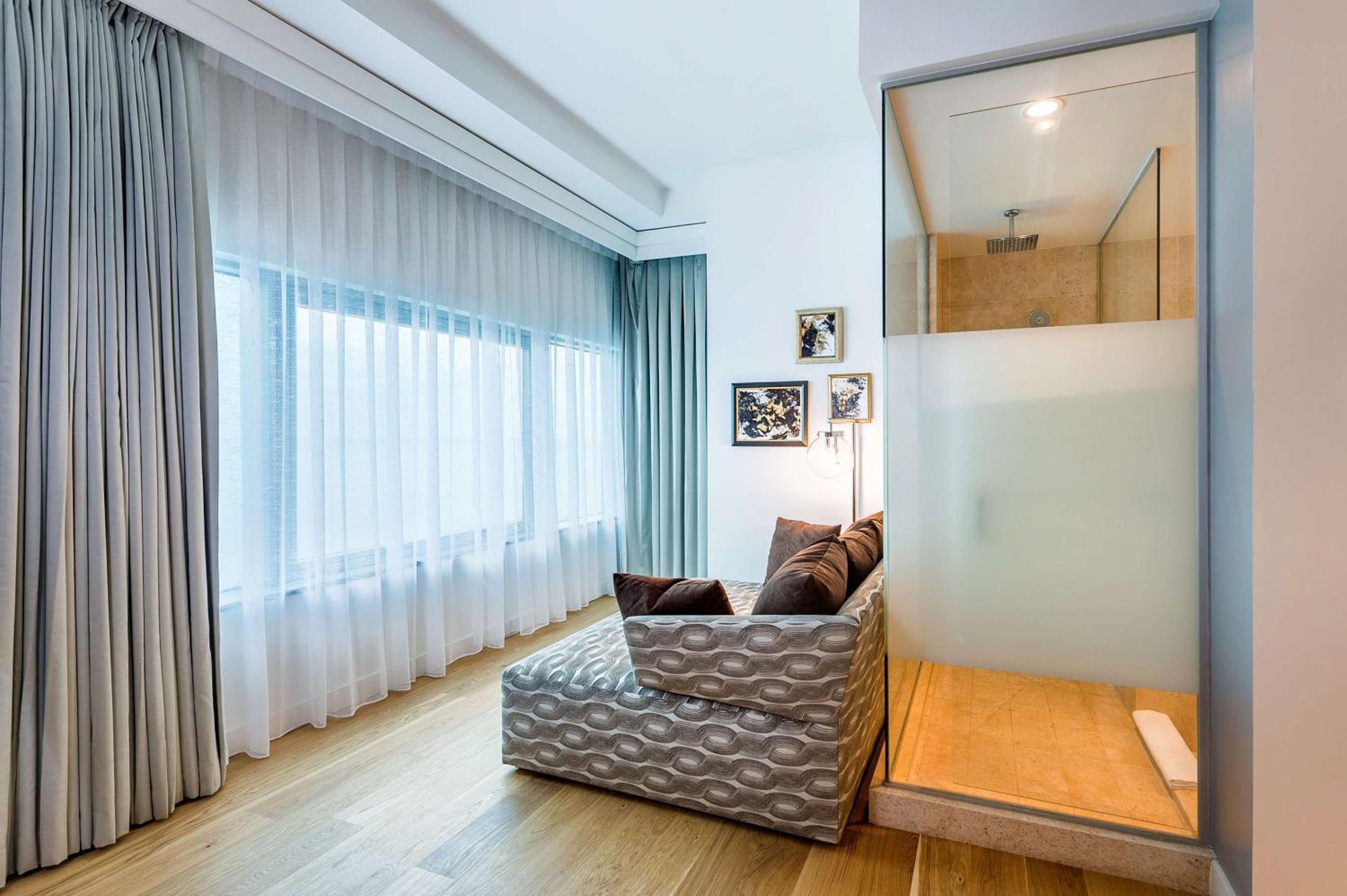 King Room with Balcony - Photo 5