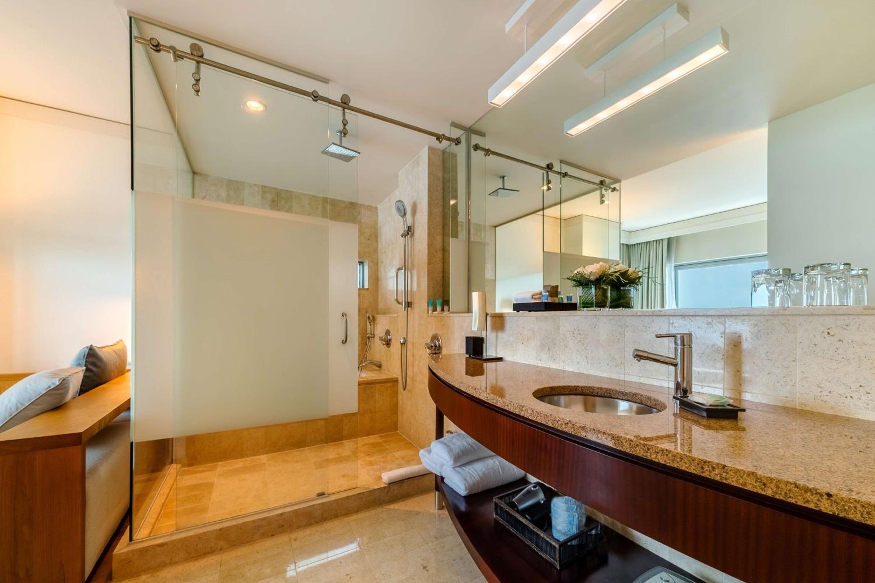 King Room with Balcony - Photo 6
