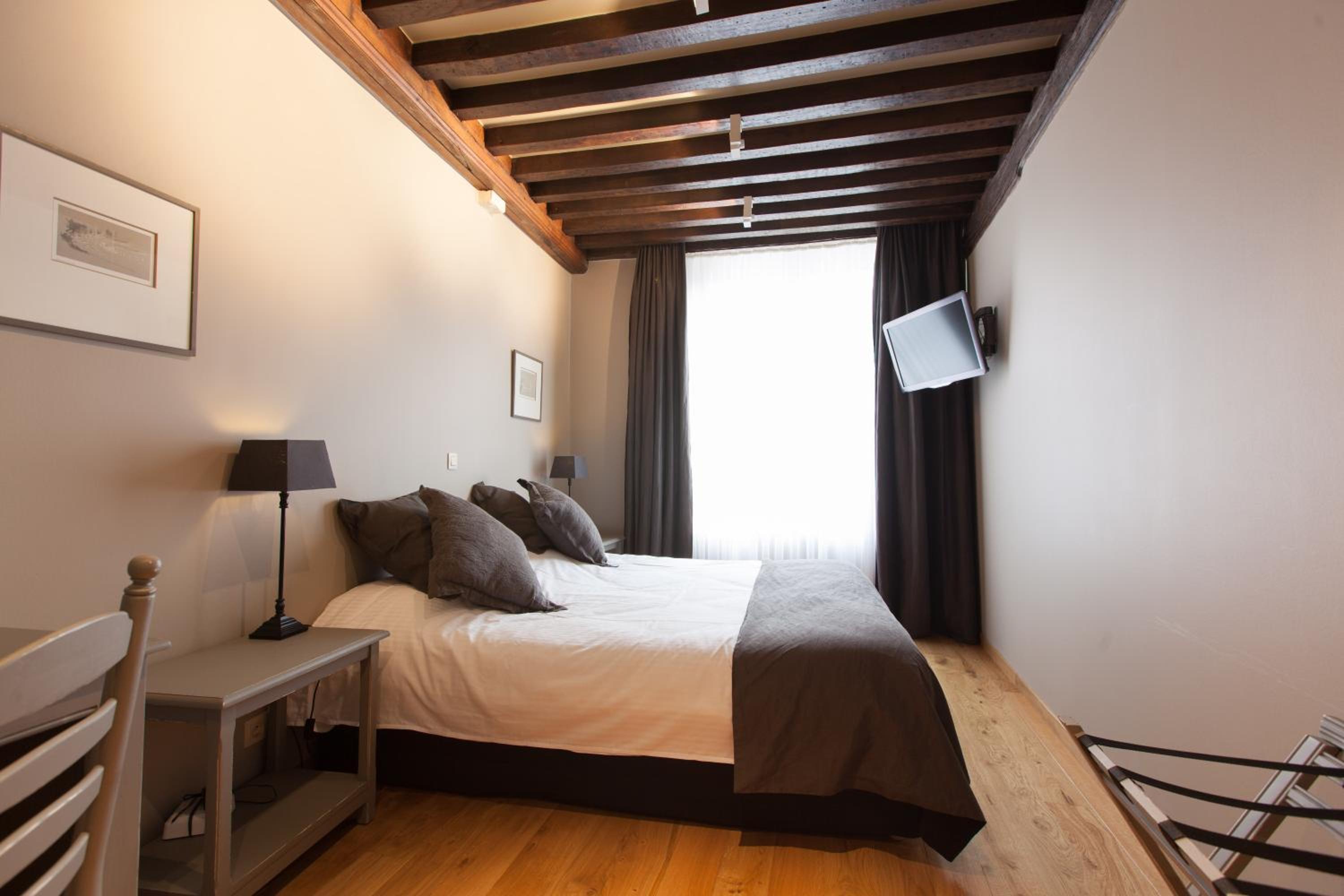 Double Room - Photo 6