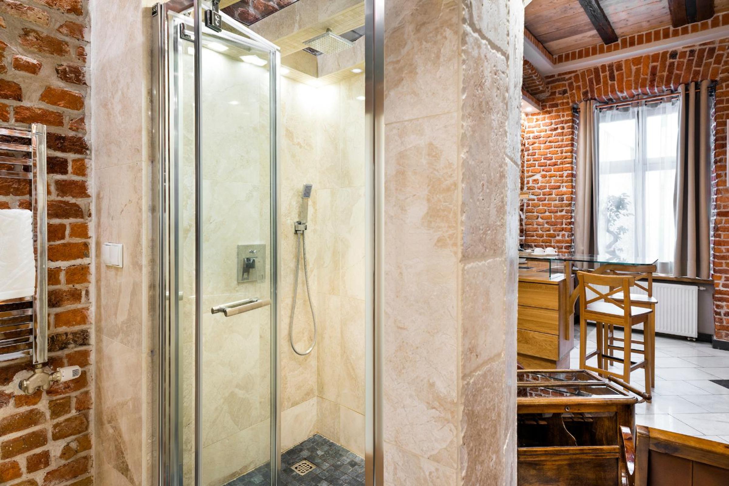 Executive Suite - Photo 8