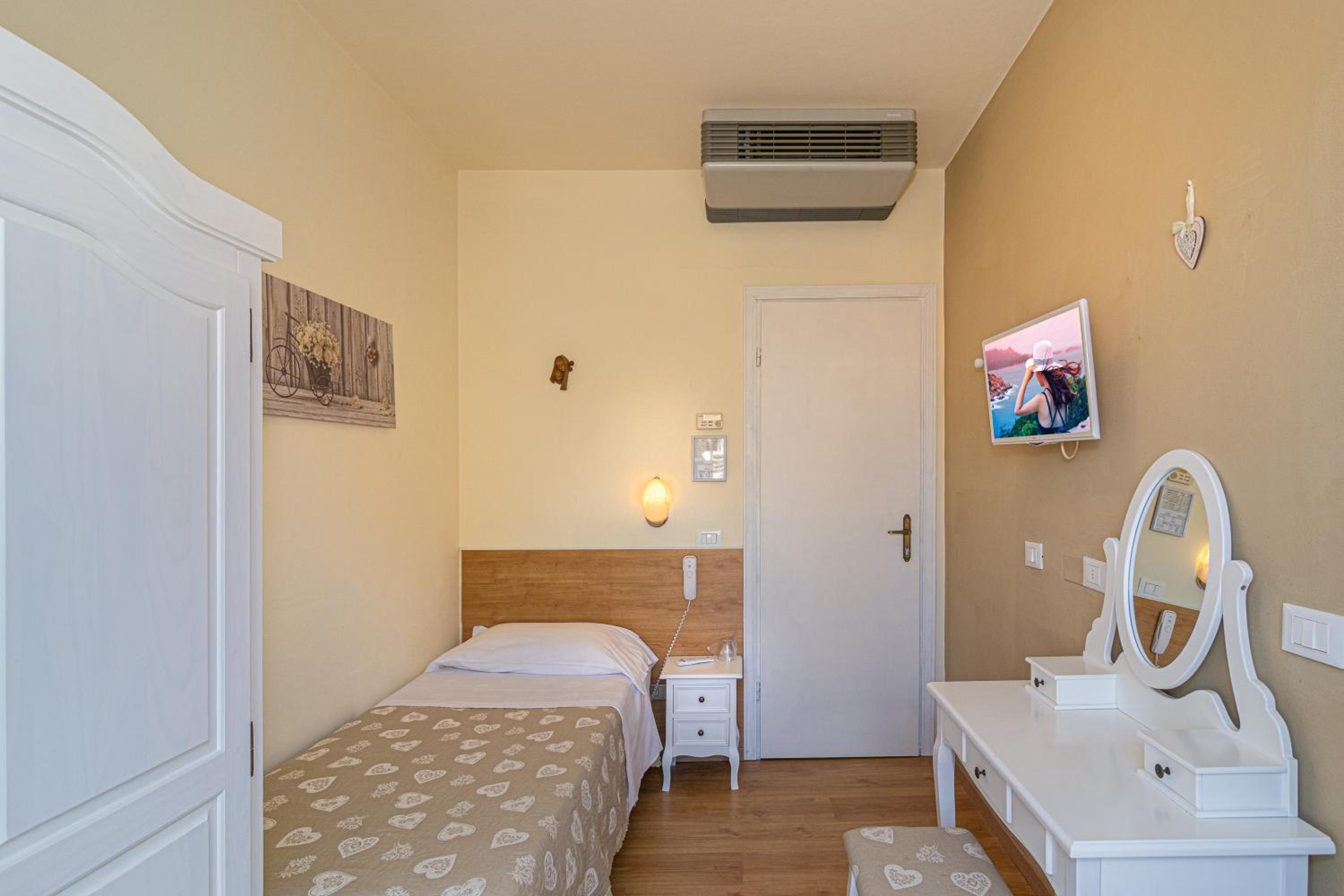 Deluxe Single Room with Balcony photo 1