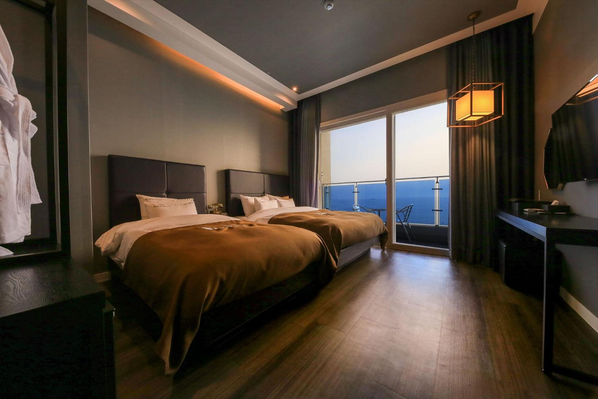 Deluxe Twin Room with Sea View - Photo 1
