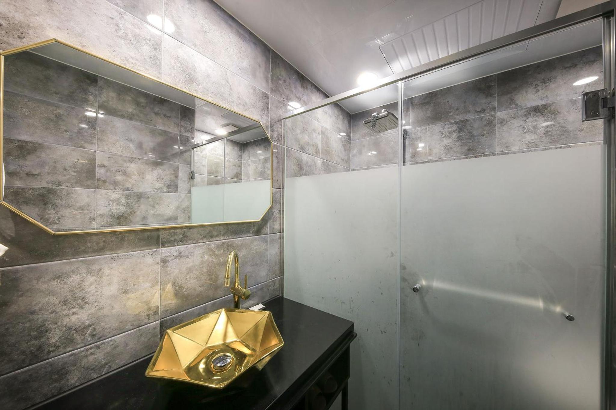 Deluxe Twin Room with Sea View - Photo 8