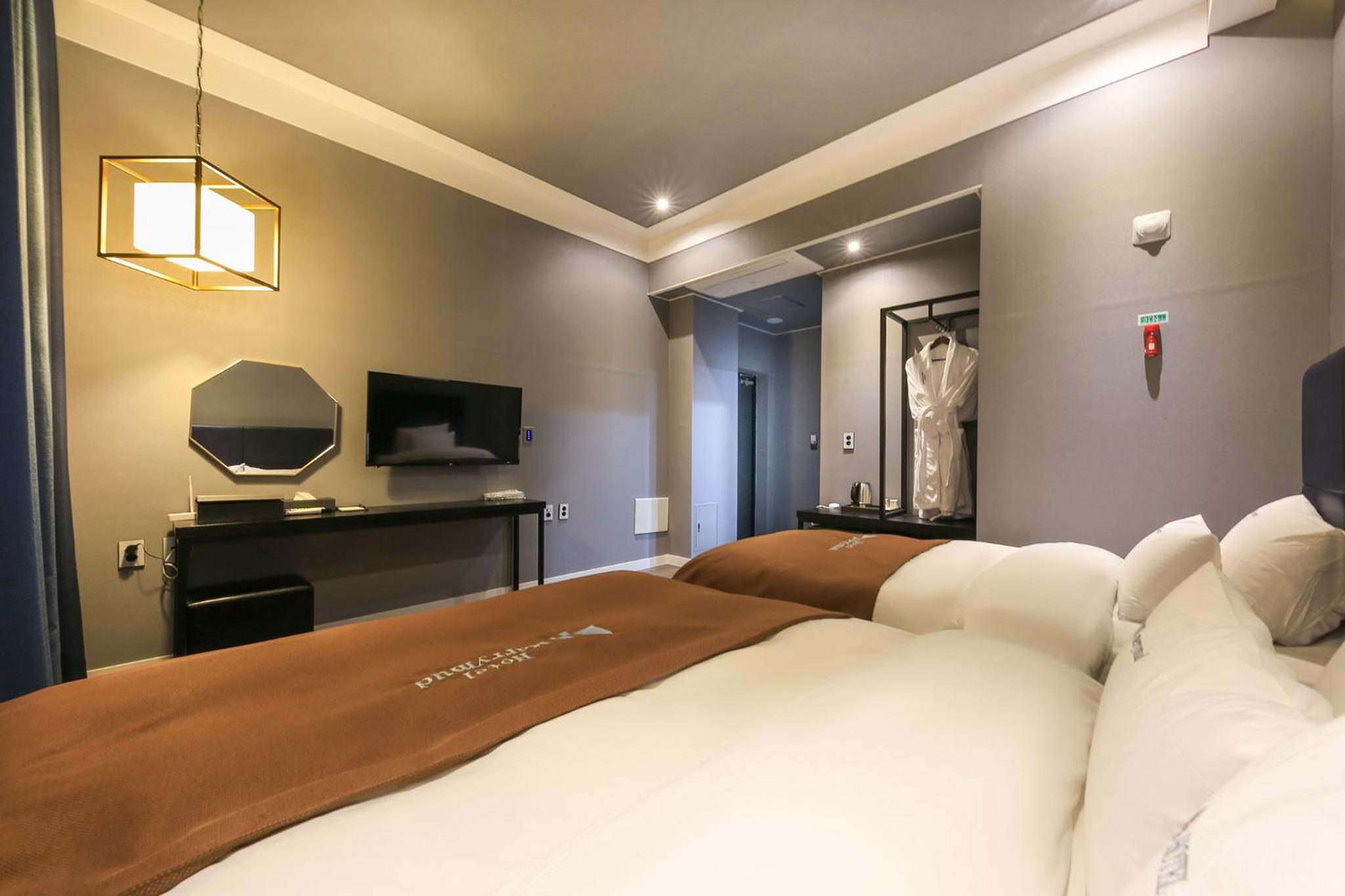 Deluxe Twin Room with Sea View - Photo 9