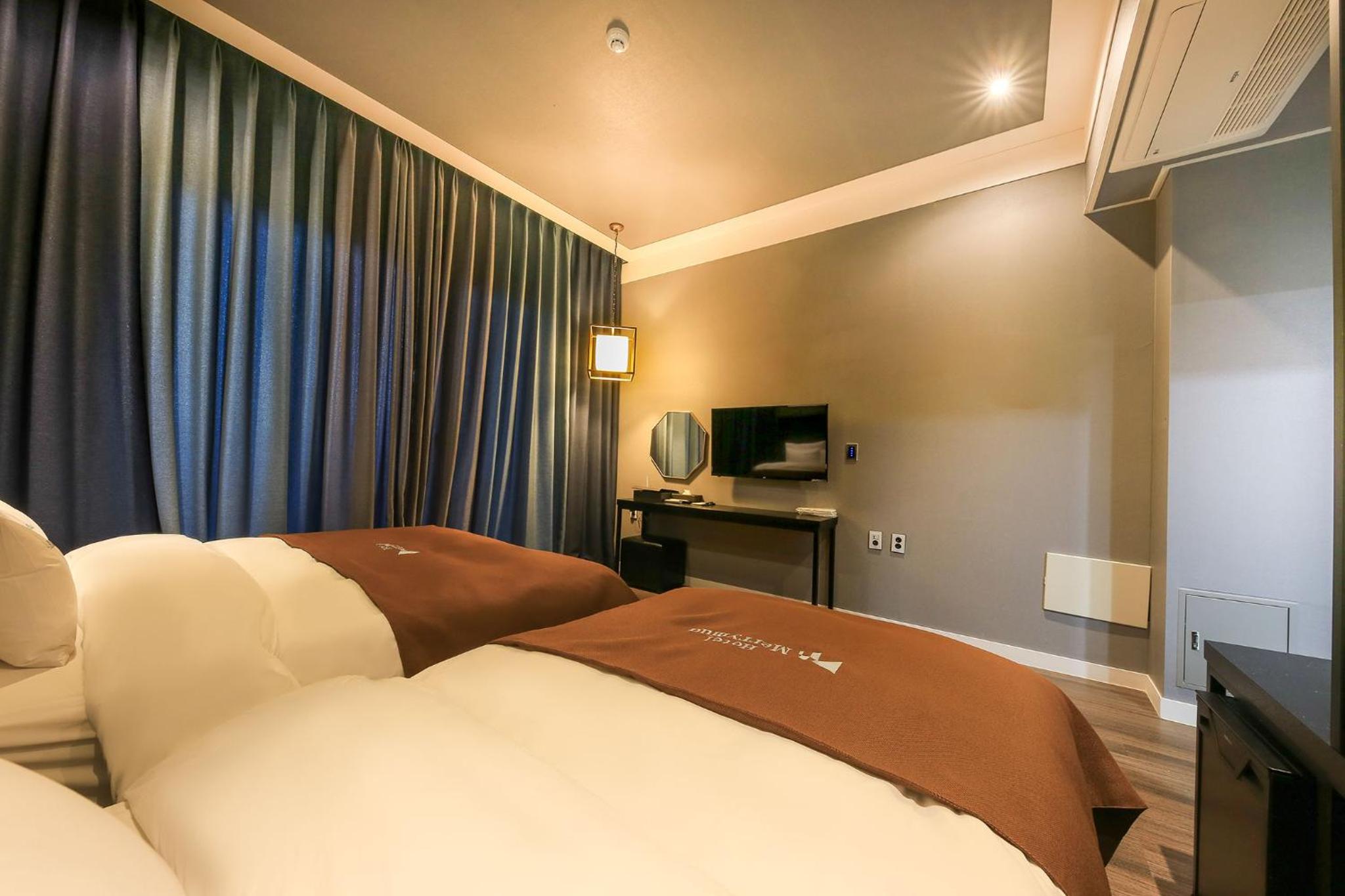 Deluxe Twin Room with Sea View - Photo 2