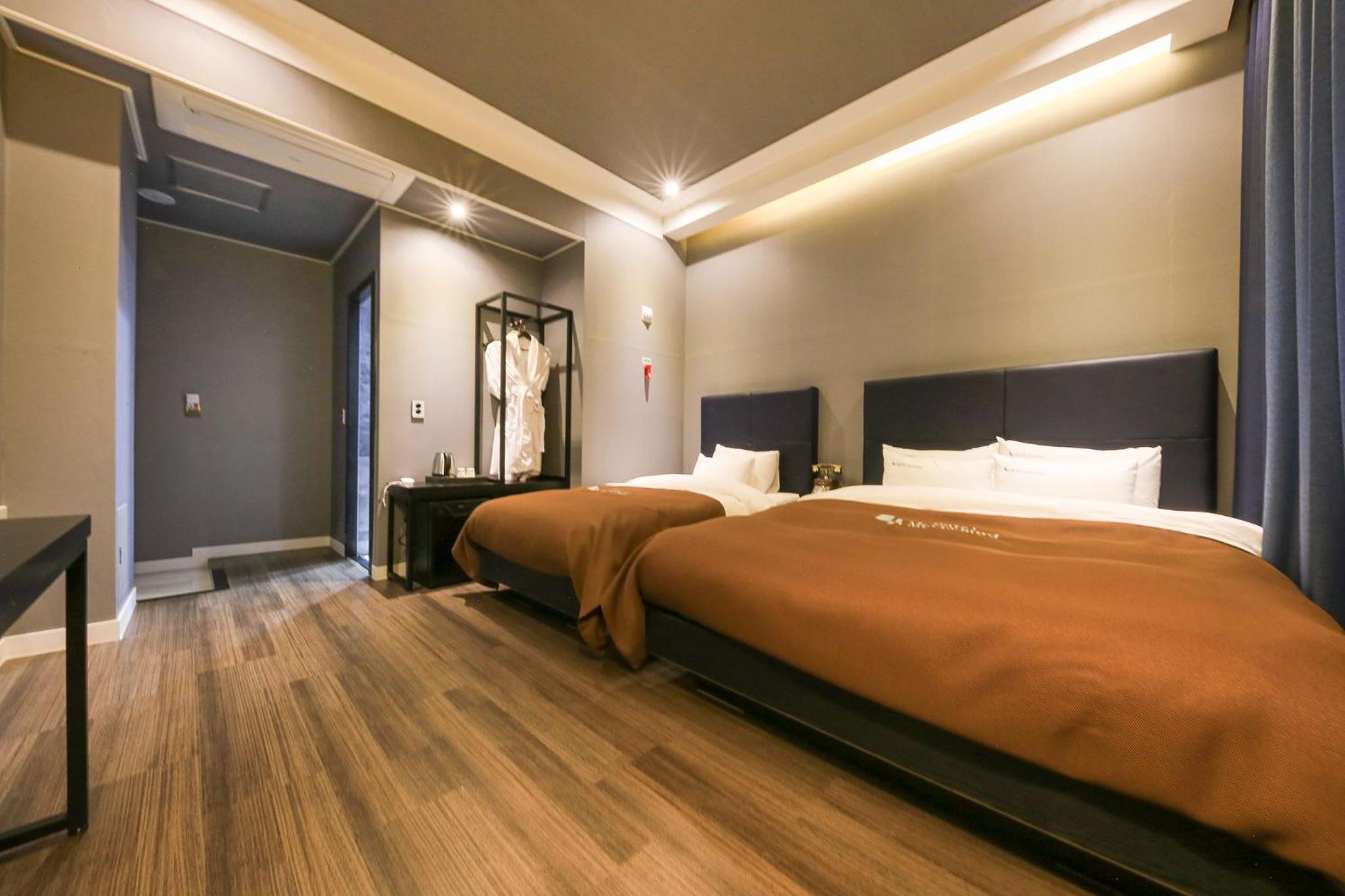 Deluxe Twin Room with Sea View - Photo 3