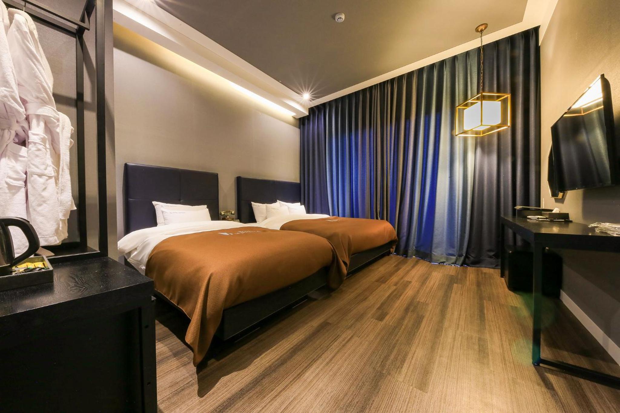 Deluxe Twin Room with Sea View - Photo 7