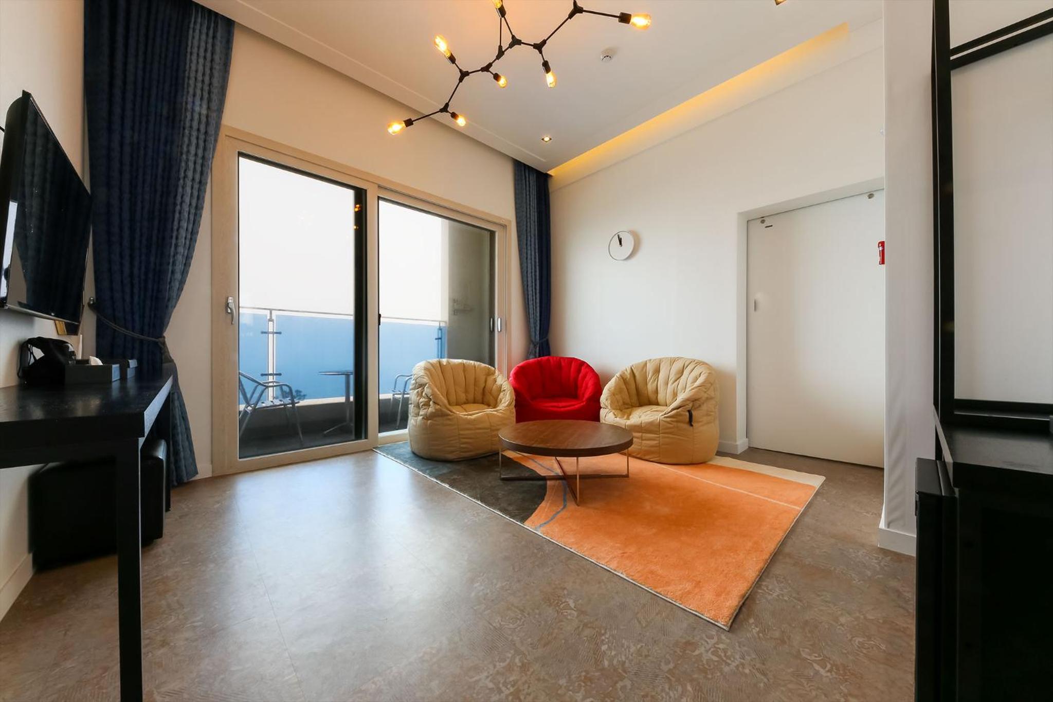 Deluxe Suite with Sea View - Photo 8