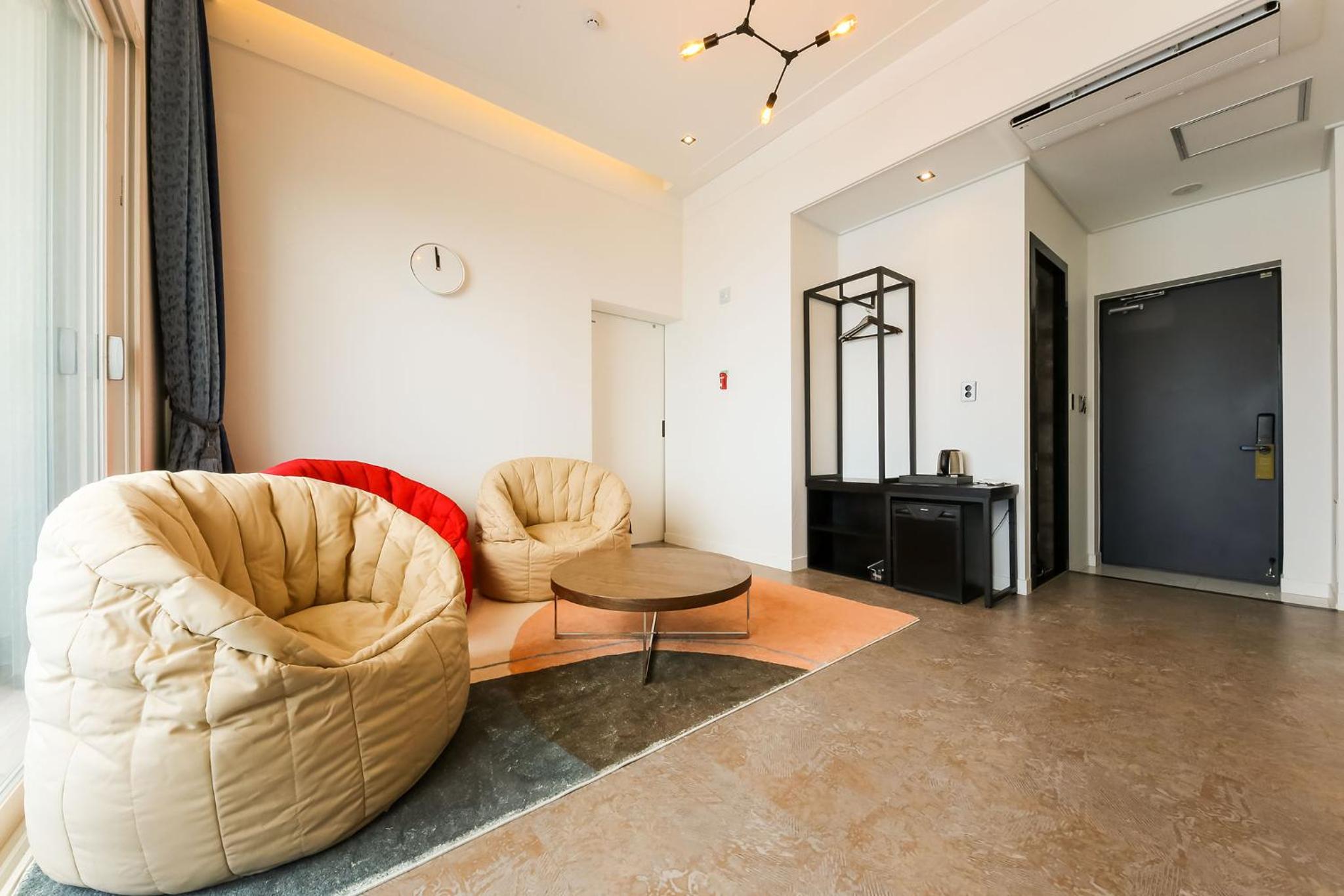 Deluxe Suite with Sea View - Photo 10