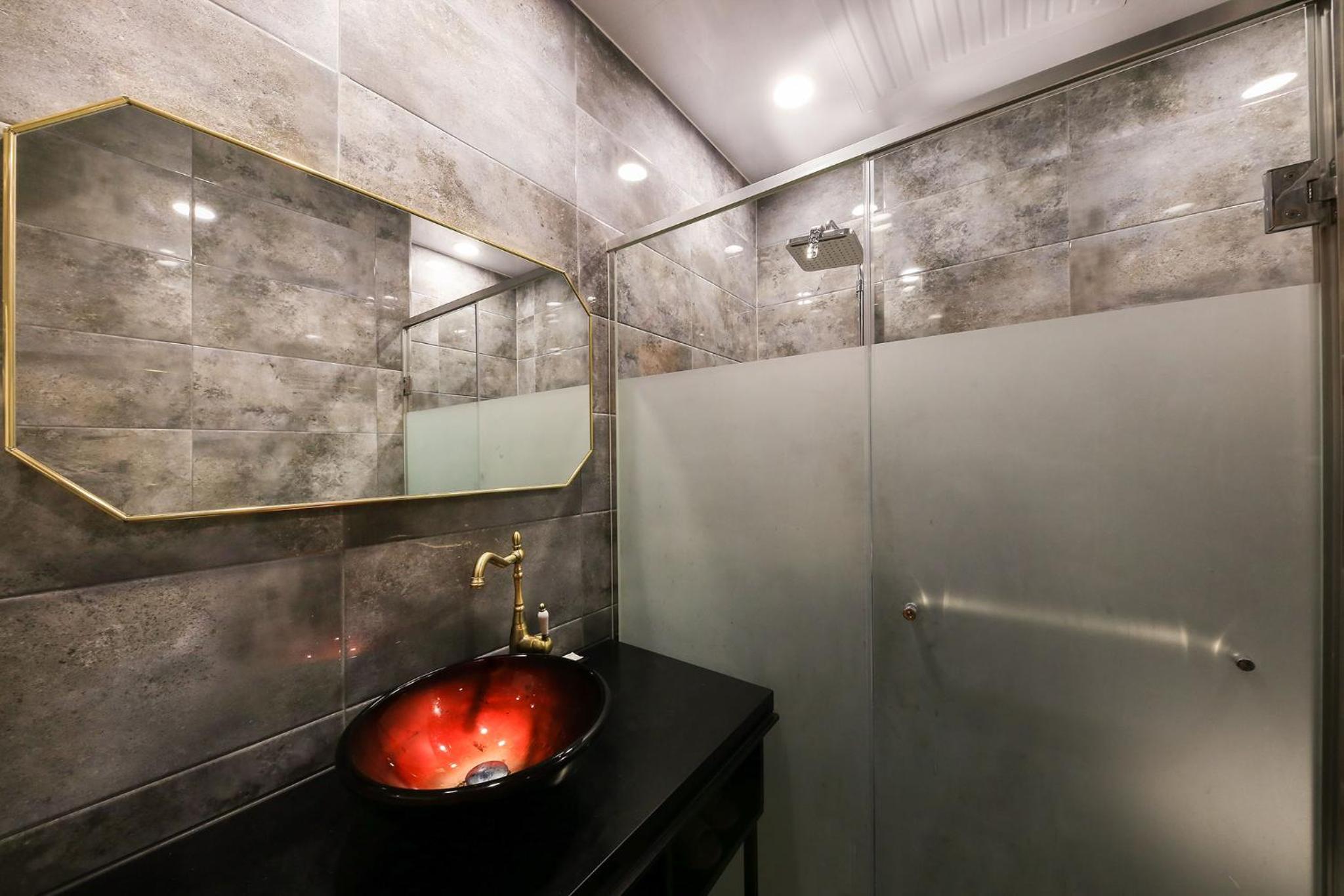 Deluxe Suite with Sea View - Photo 17