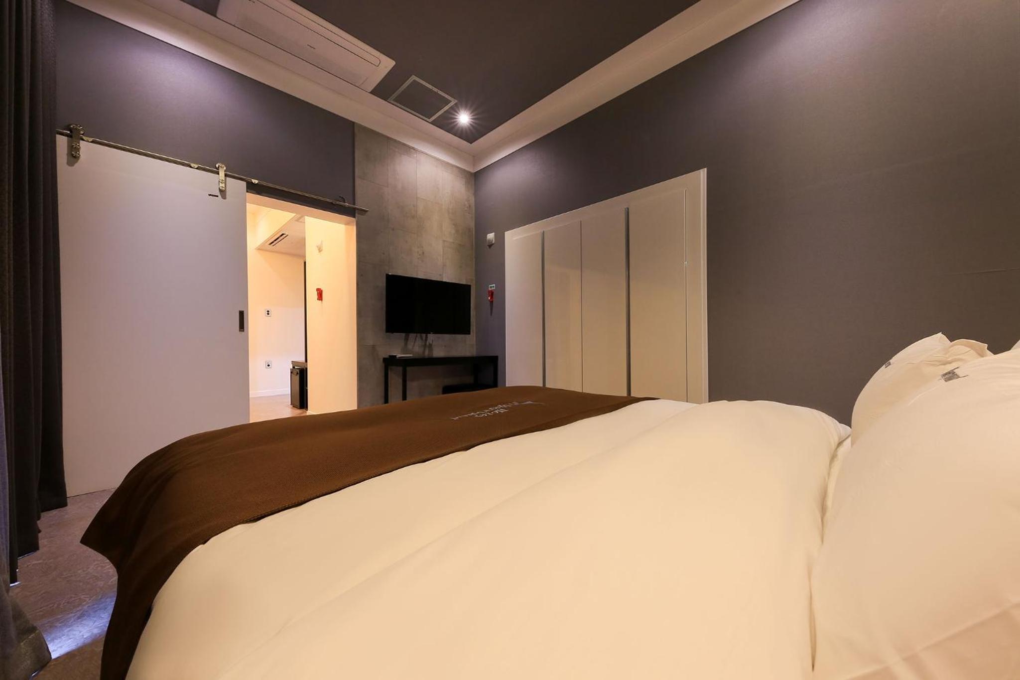 Deluxe Suite with Sea View - Photo 12