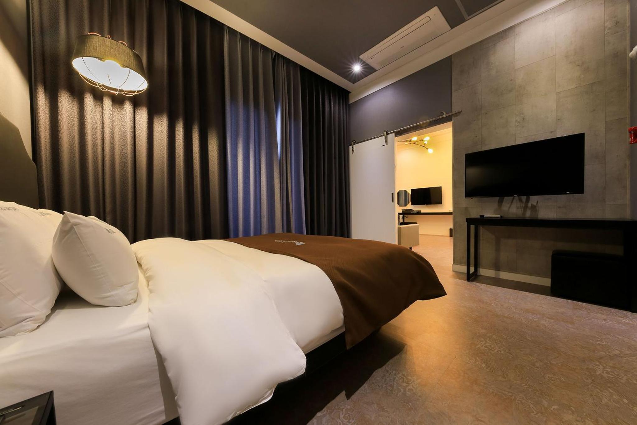 Deluxe Suite with Sea View - Photo 13