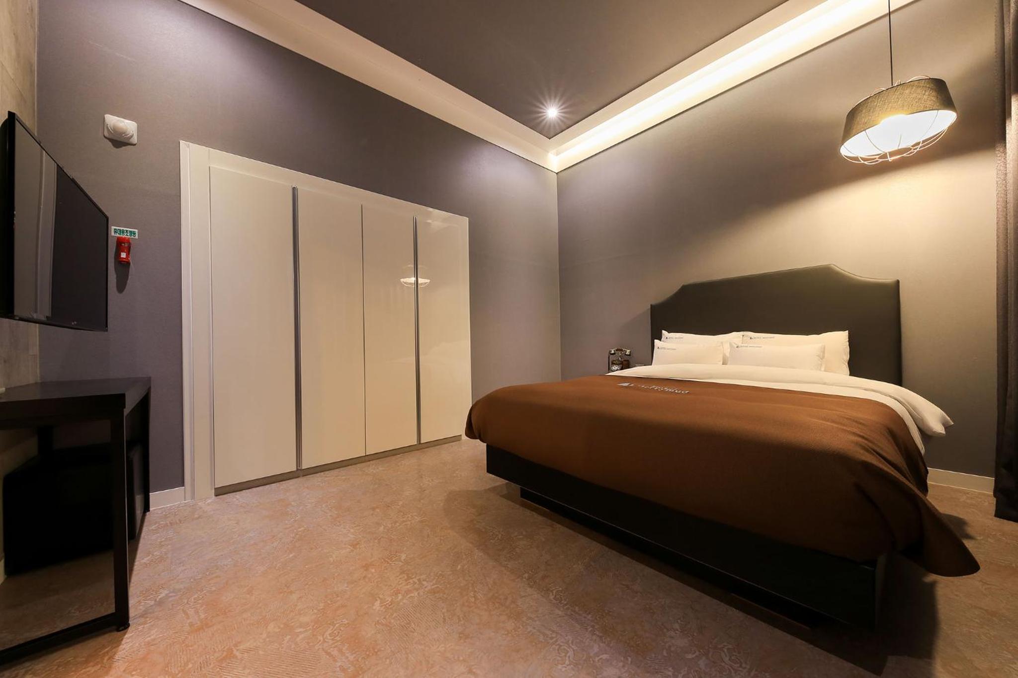 Deluxe Suite with Sea View - Photo 15