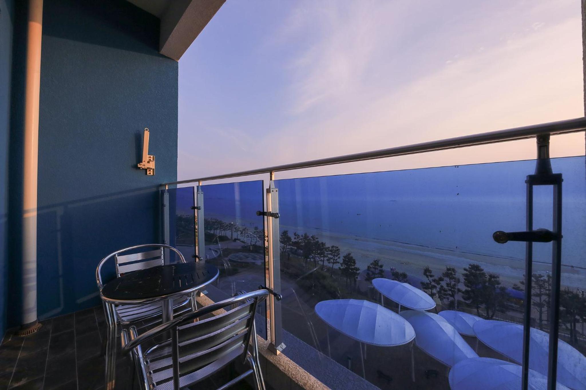 Deluxe Suite with Sea View - Photo 16