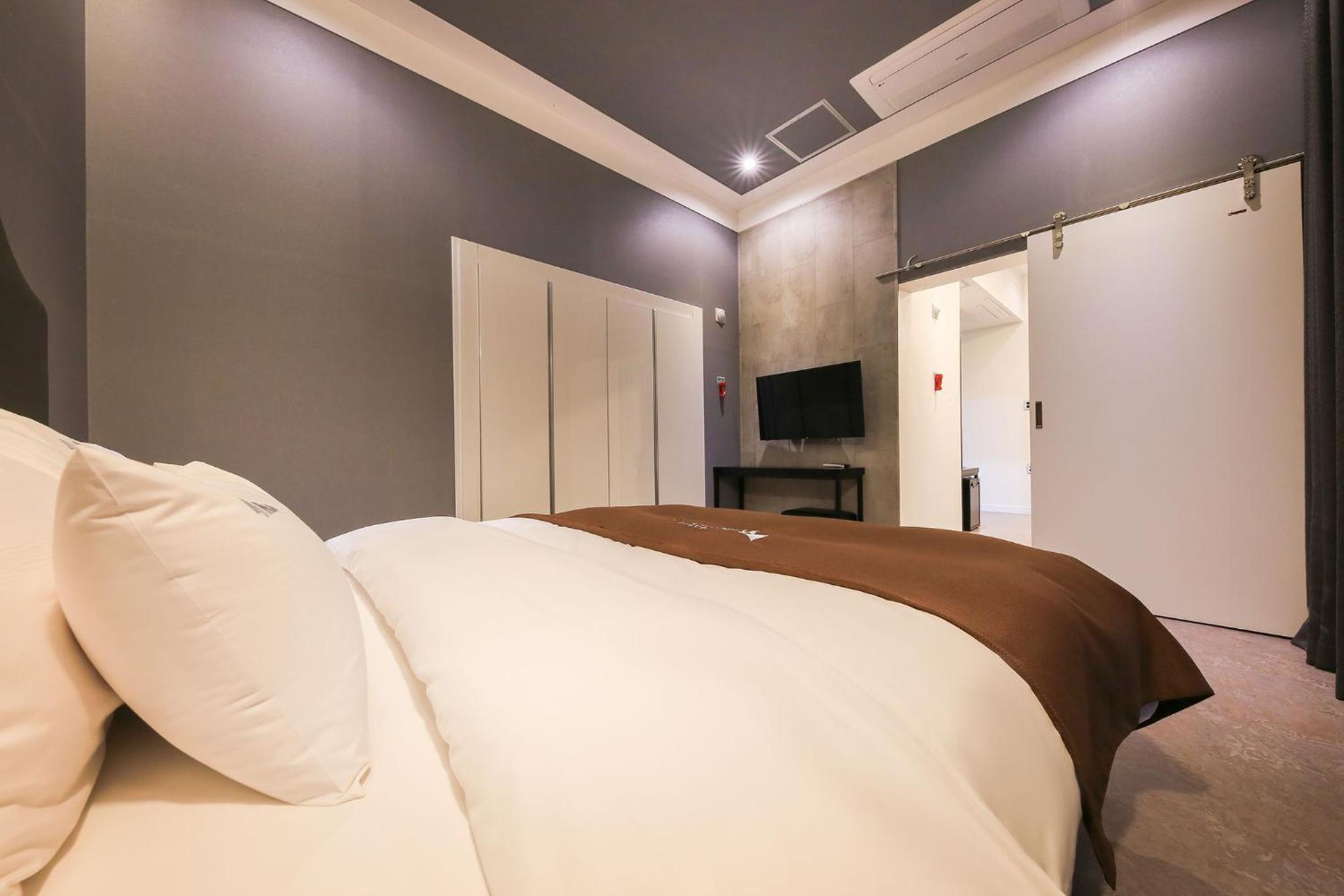 Deluxe Suite with Sea View - Photo 11