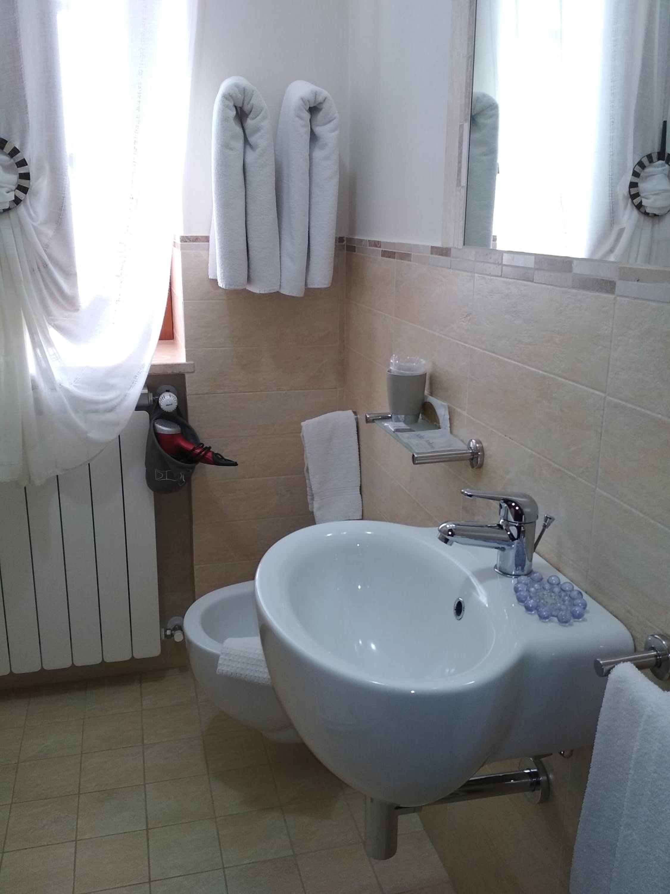 Double Room - Photo 9