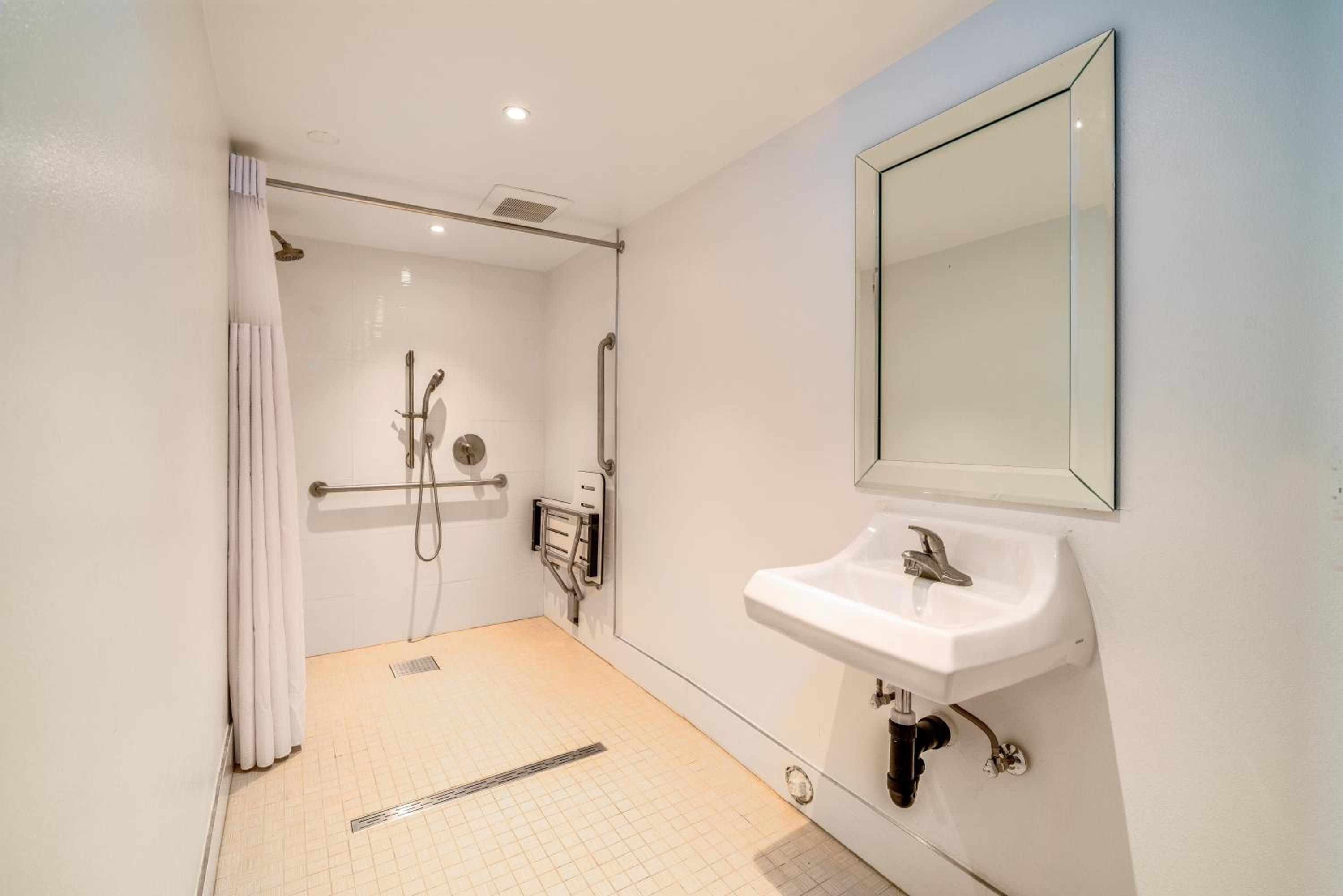 Queen Room with Two Queen Beds - Disability Access - Photo 3