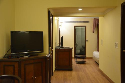 Executive Suite - Photo 13