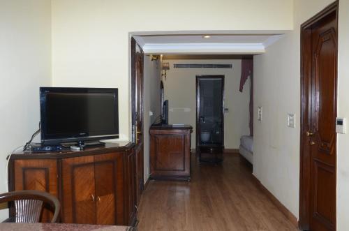 Executive Suite - Photo 11