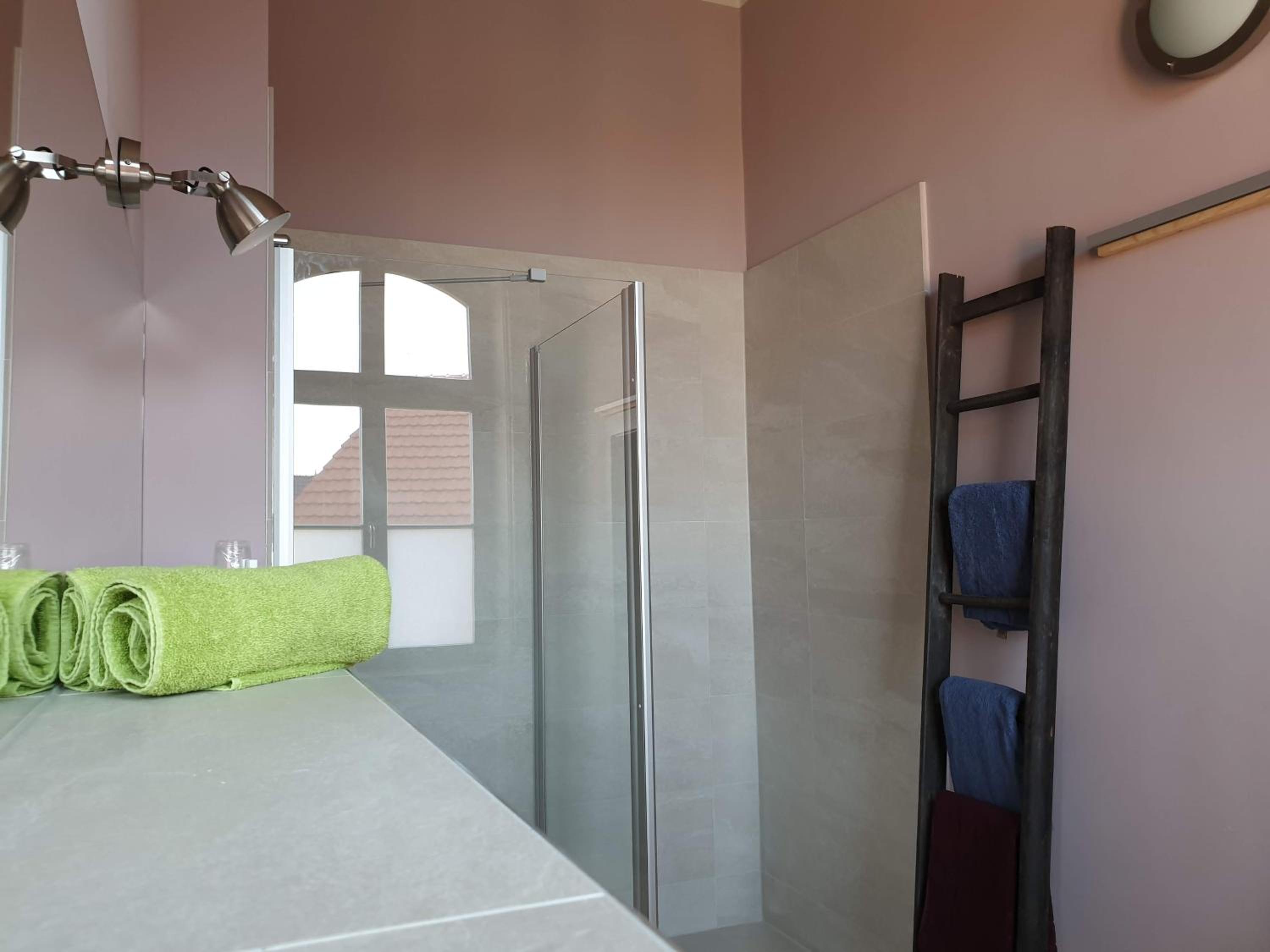 Large Double Room - Photo 4
