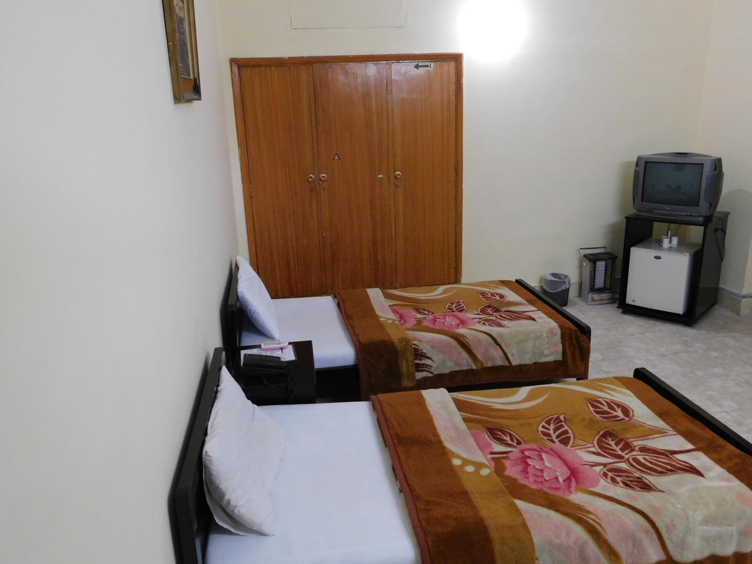 Twin Room - Photo 9