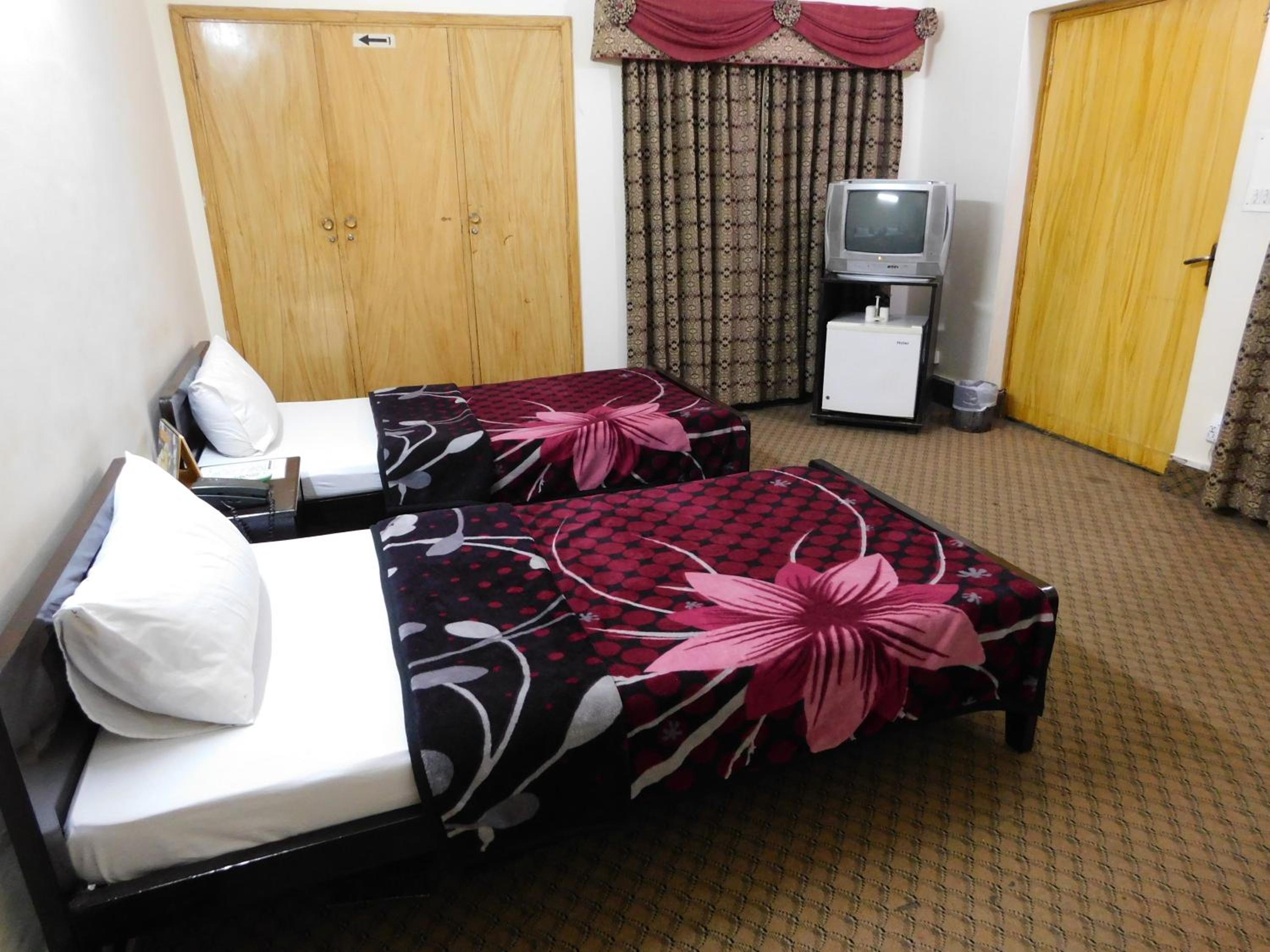 Twin Room - Photo 2