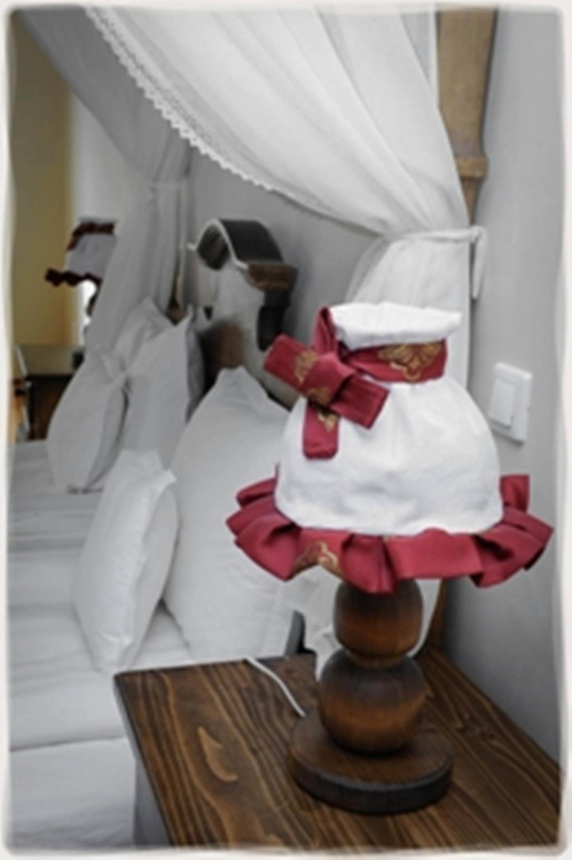 Deluxe Double Room with Canopy Bed - Photo 8