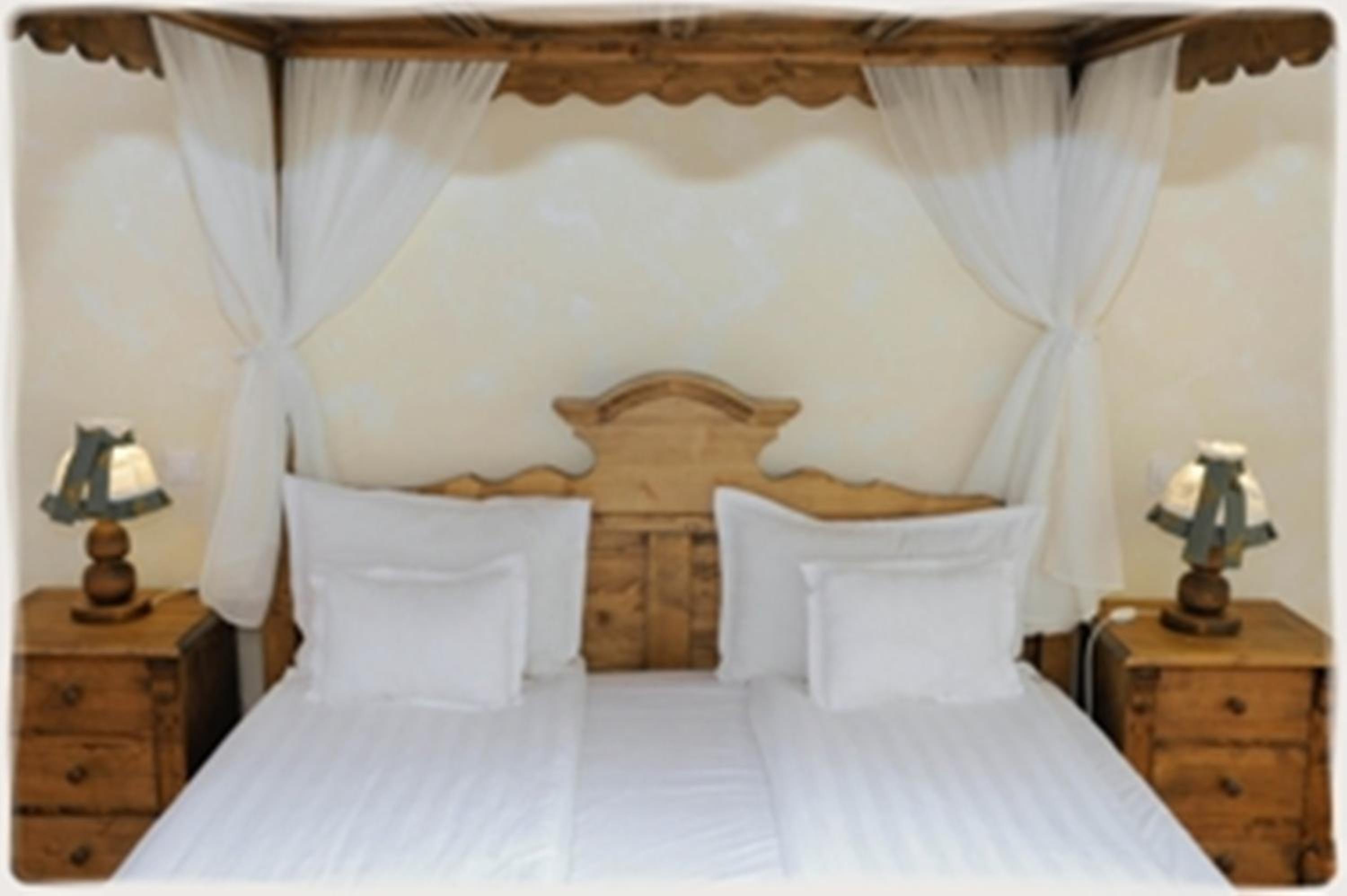 Double Room with canopy bed - Photo 3