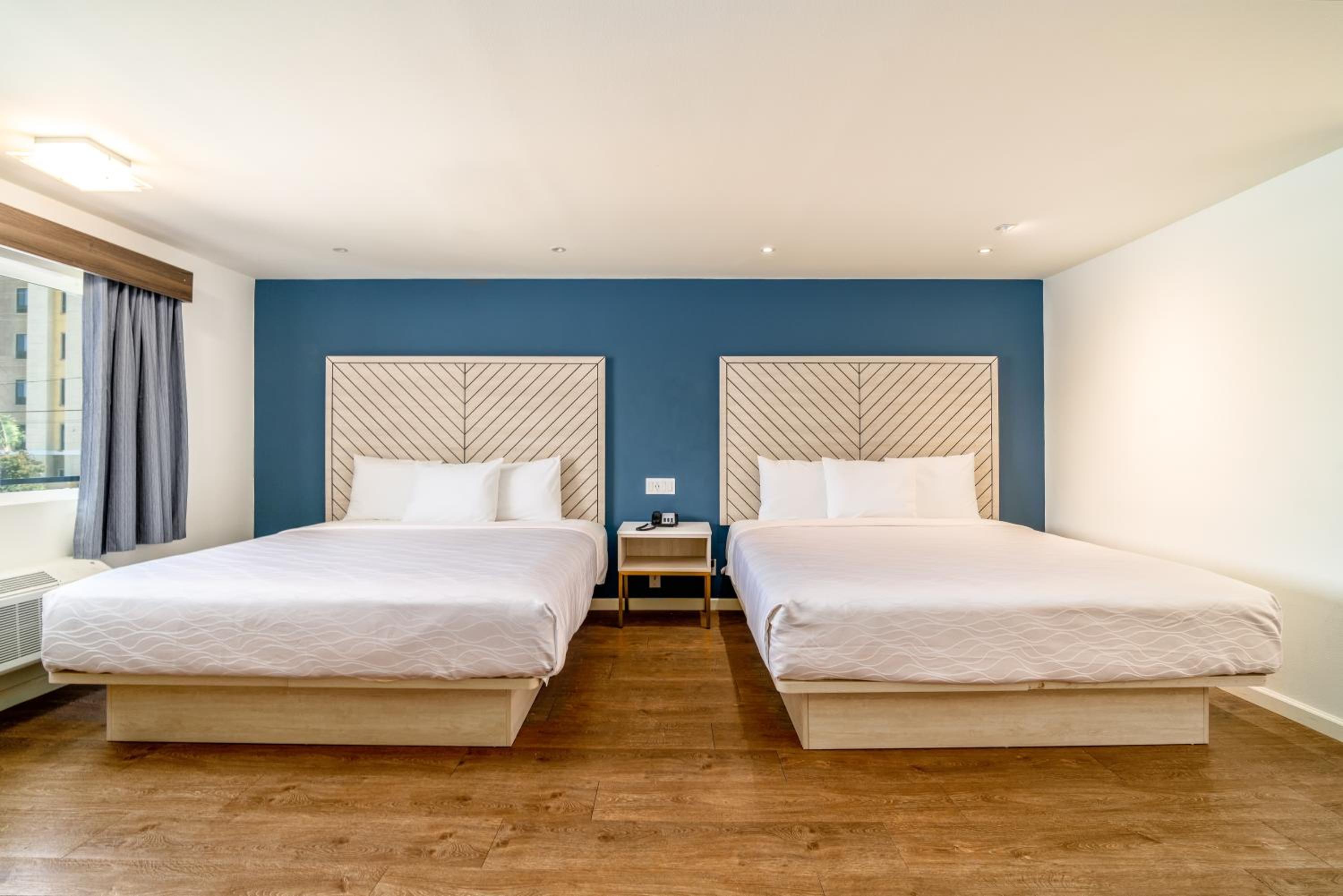 Queen Room with Two Queen Beds - Photo 6