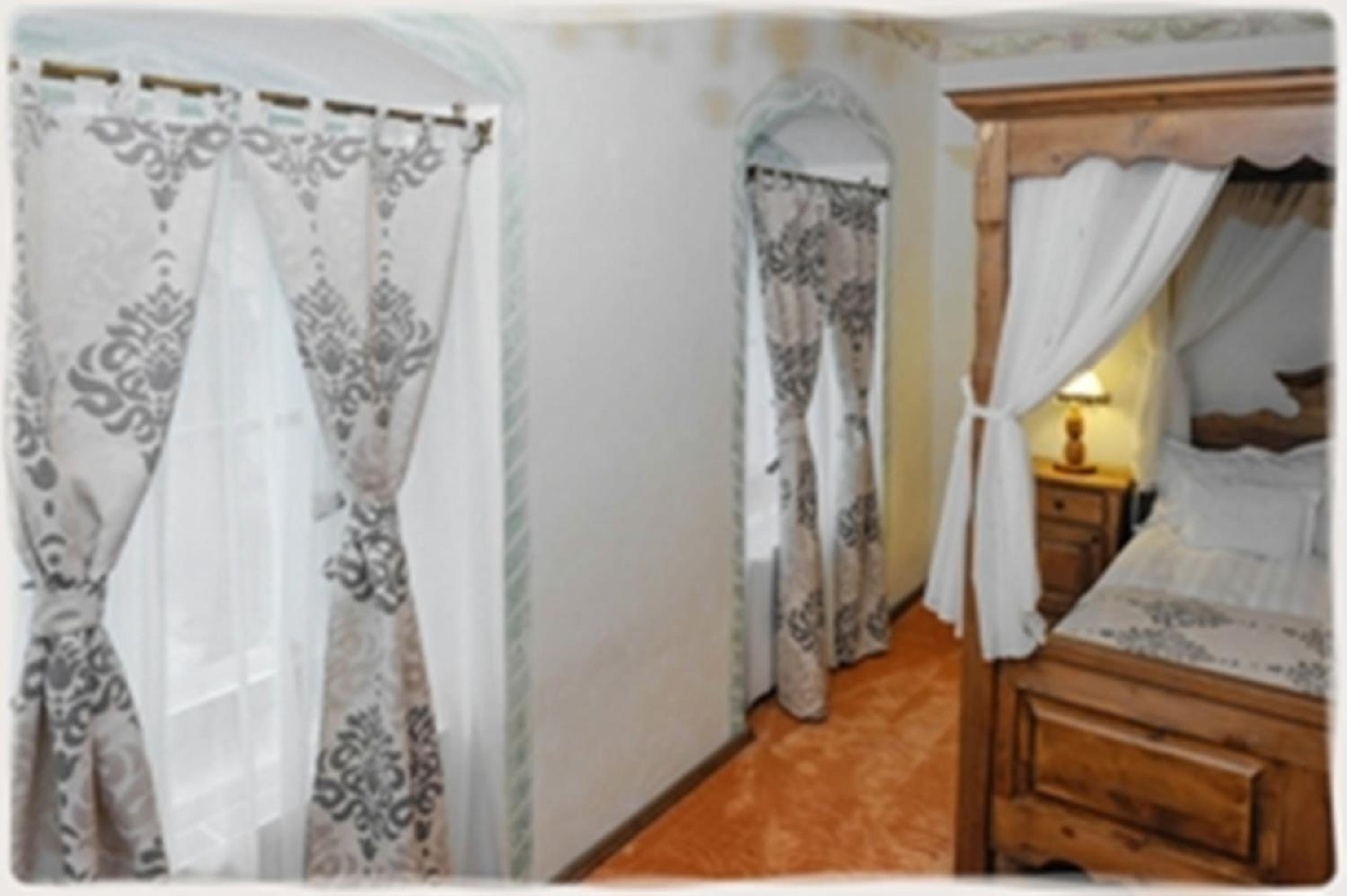 Double Room with canopy bed - Photo 8
