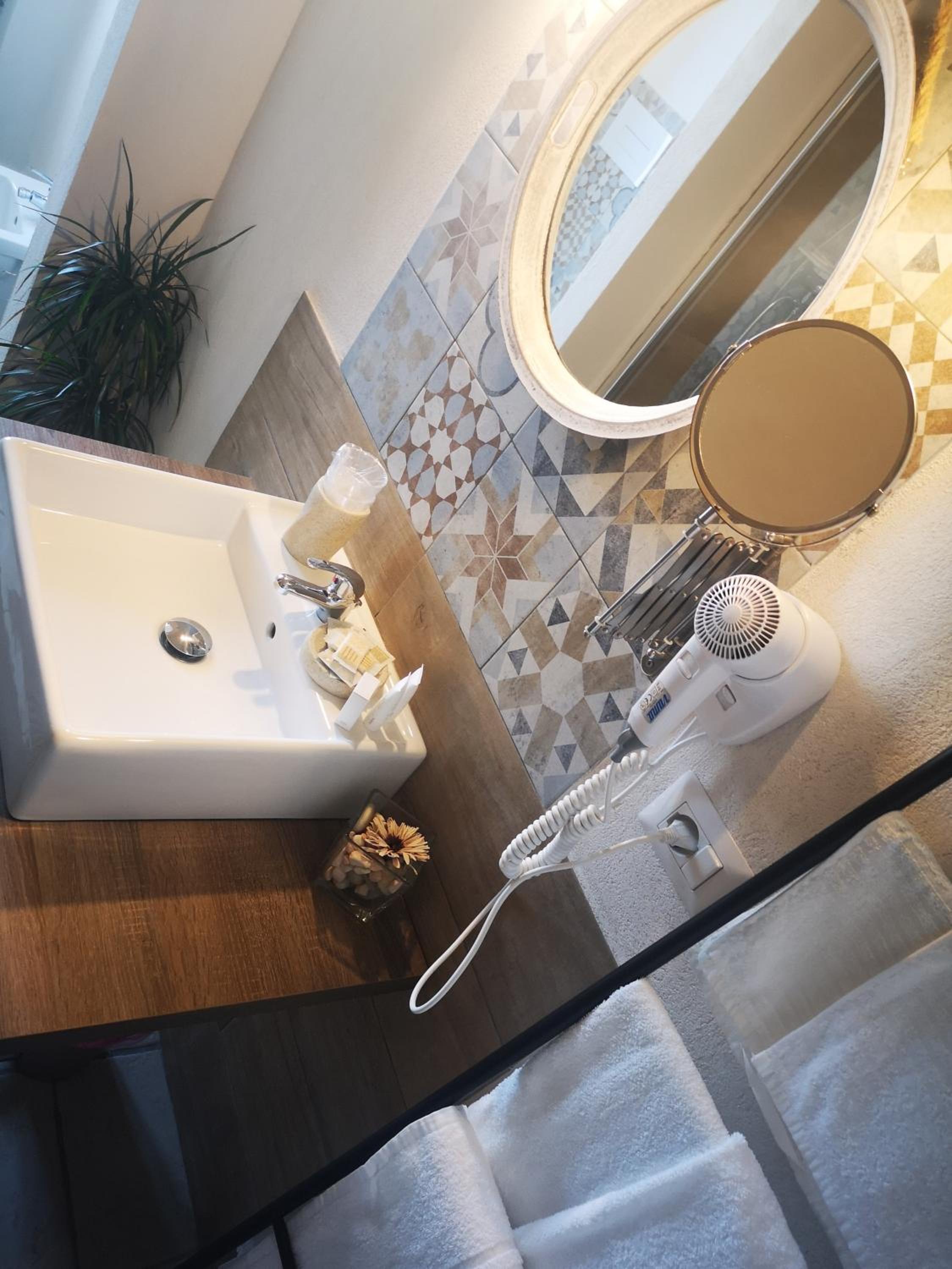 Deluxe Double Room with Sea View - Photo 14