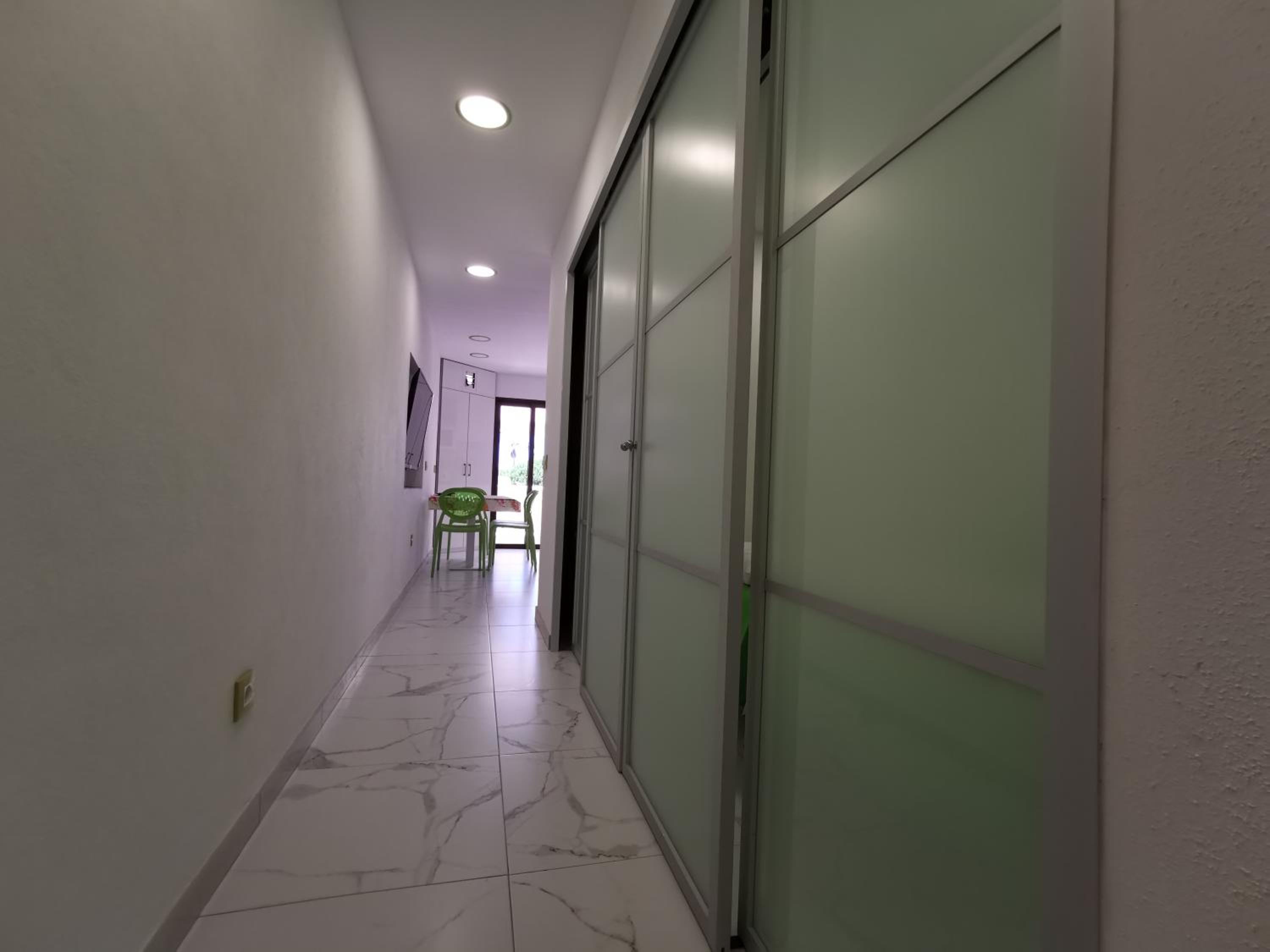Apartamento con Terraza y Vista Lateral al Mar