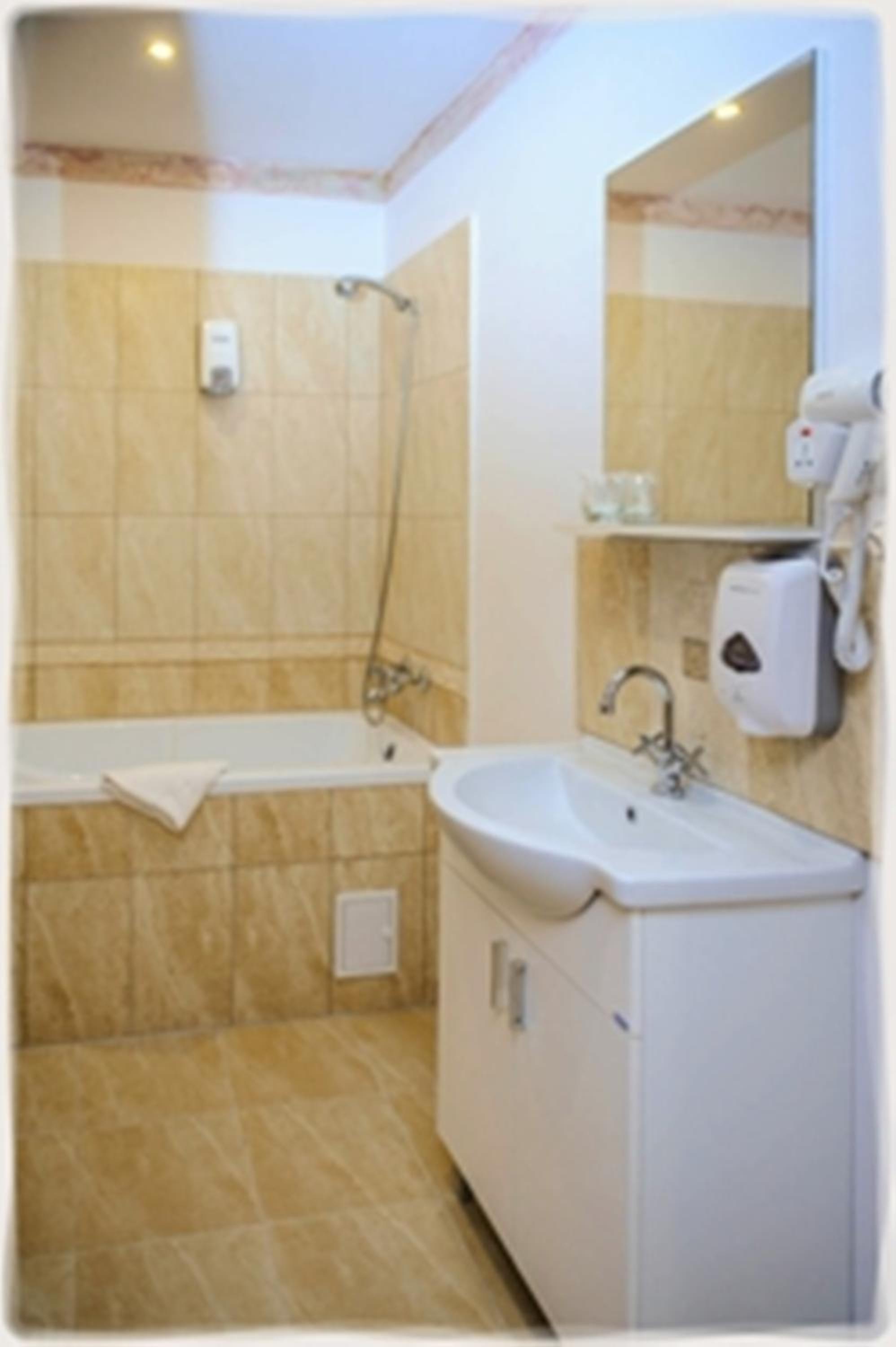 Double Room with canopy bed - Photo 4