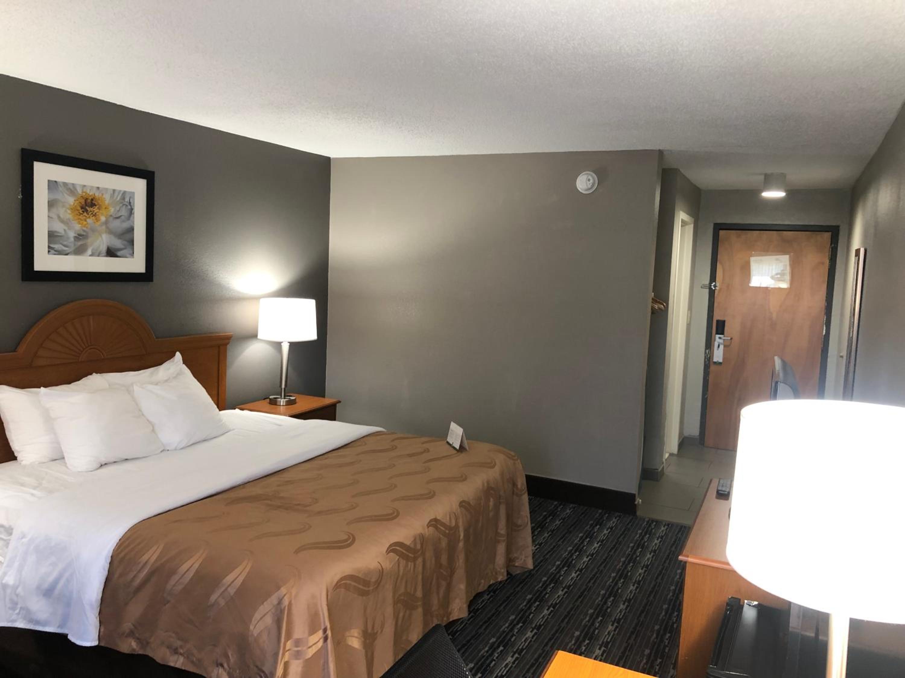 Standard King Room - Non-Smoking  - Photo 1