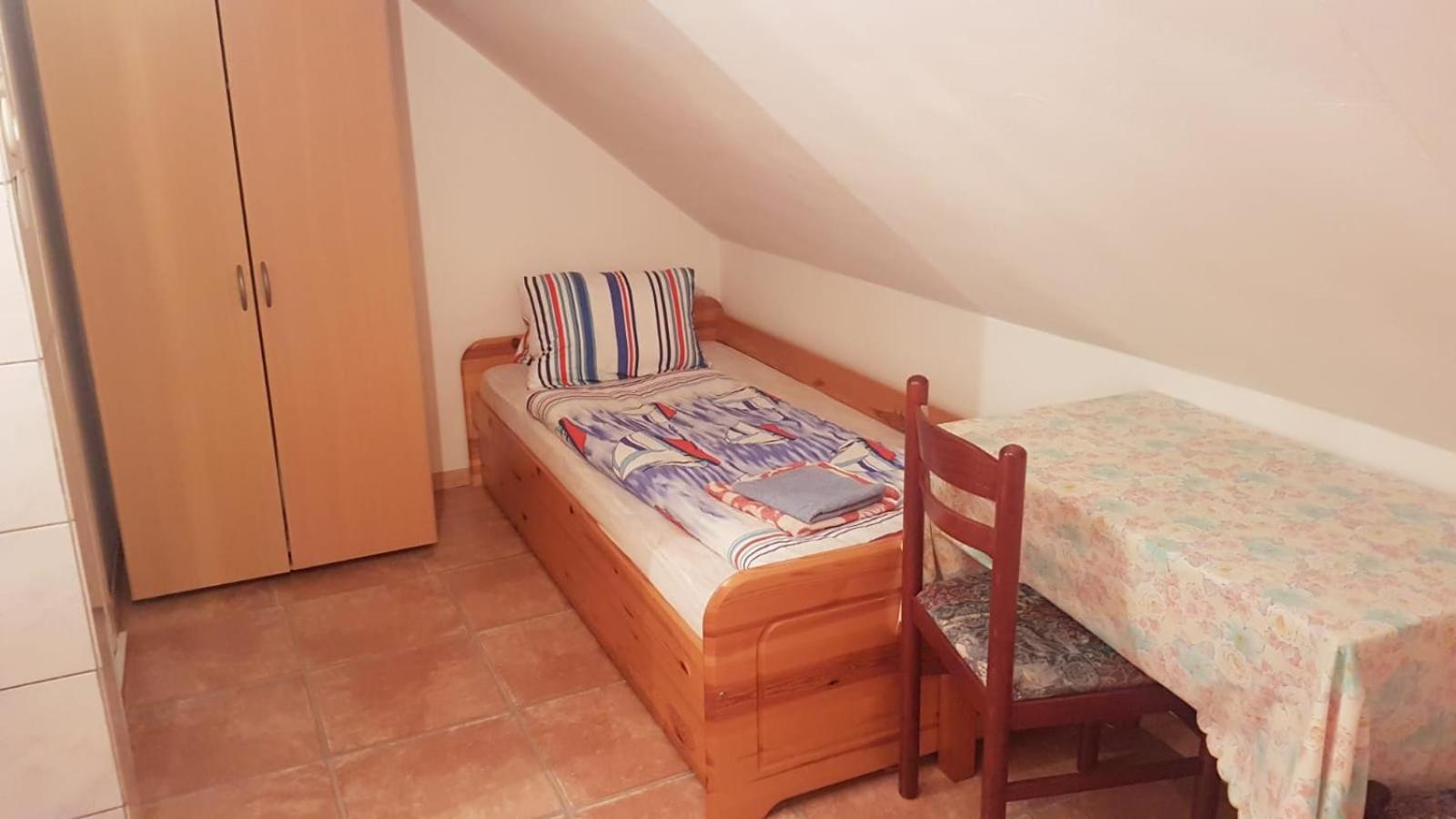 Small Twin Room photo 2